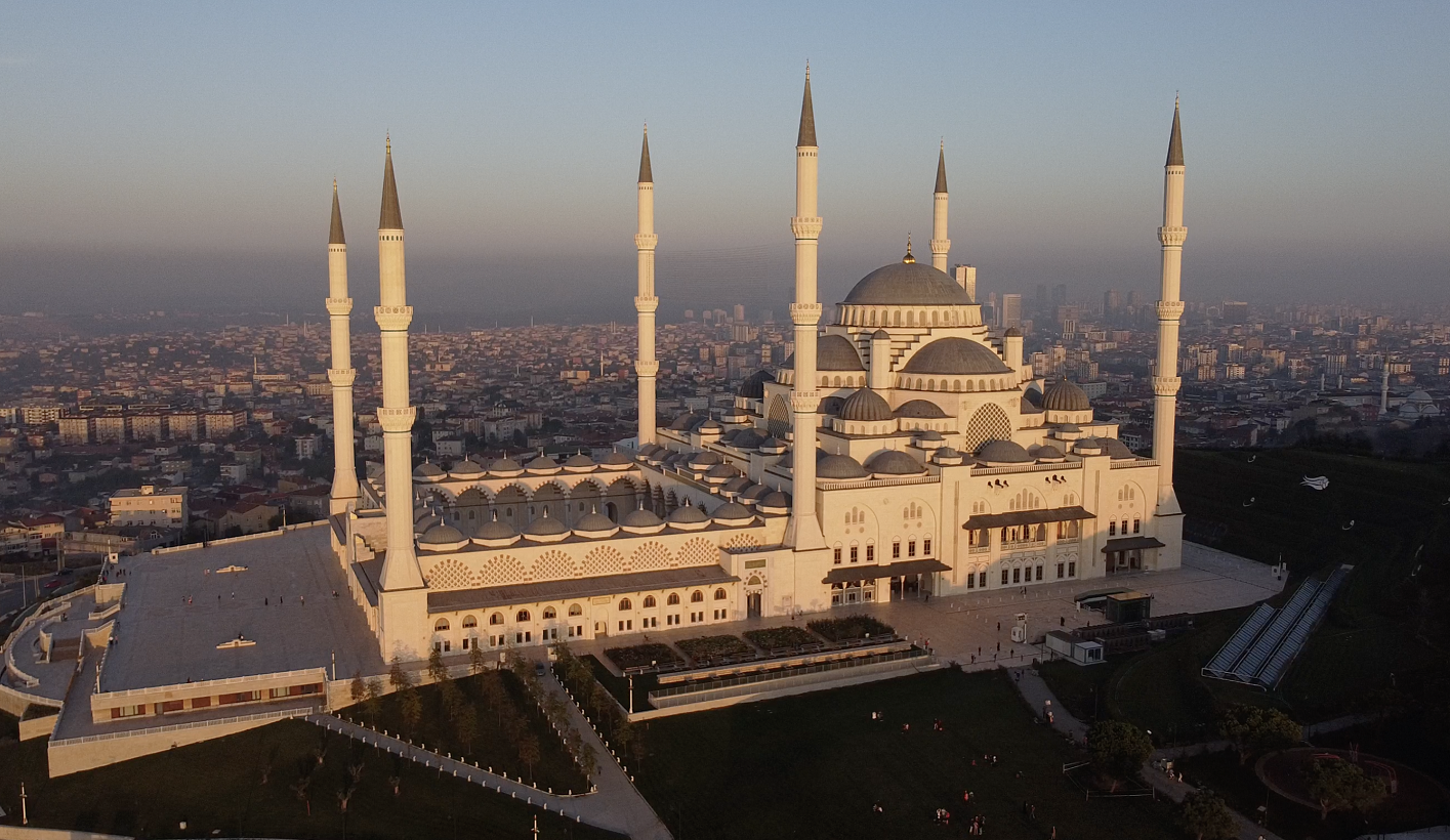 Самые крупные мечети. Мечеть Чамлыджа в Стамбуле. Самая большая мечеть в Турции Чамлыджа. Мечеть Camlica Стамбул. Новая мечеть в Стамбуле.