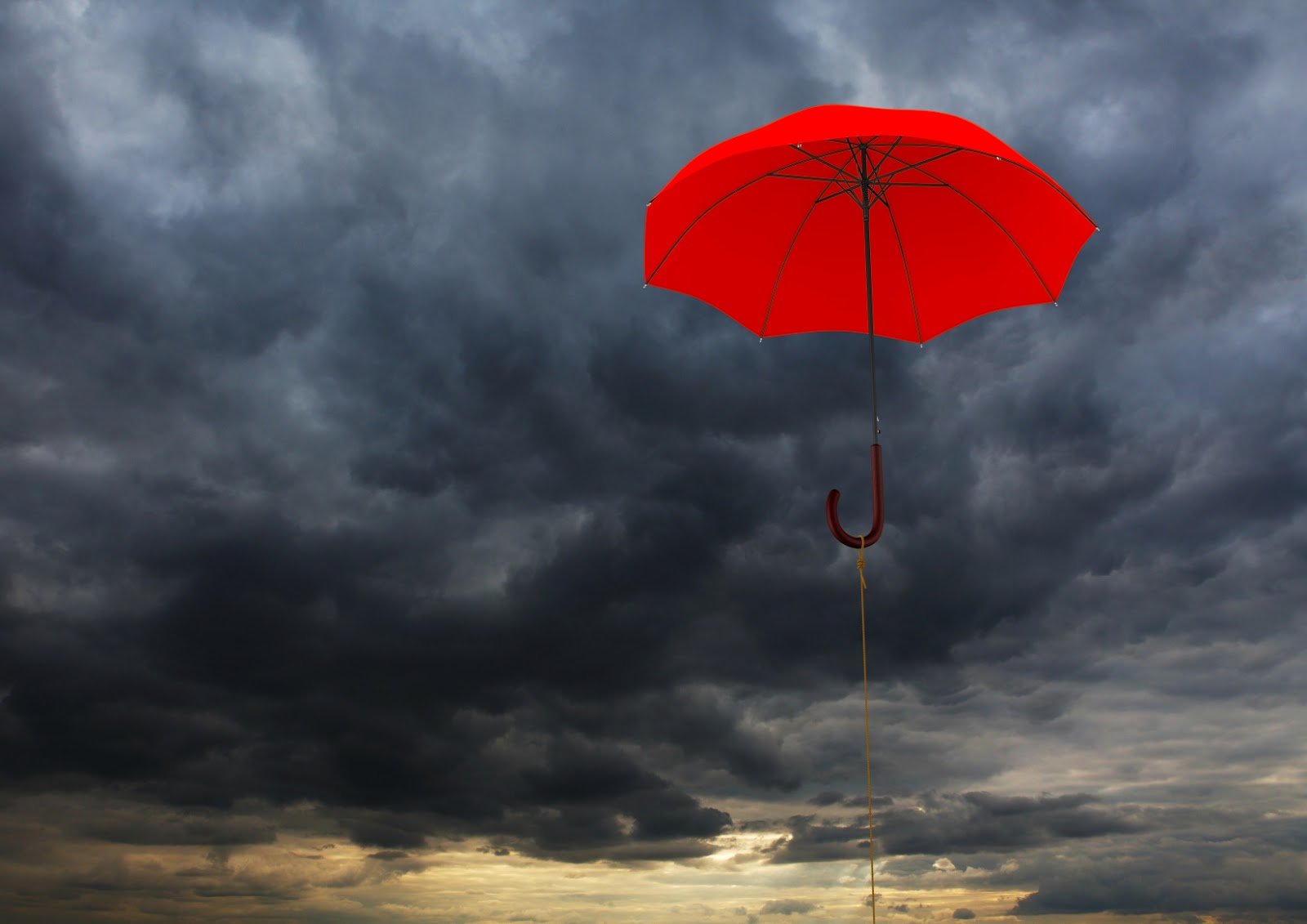 Любимый зонтик. Зонт. Красный зонт. Зонтик улетел. Летящий зонт.