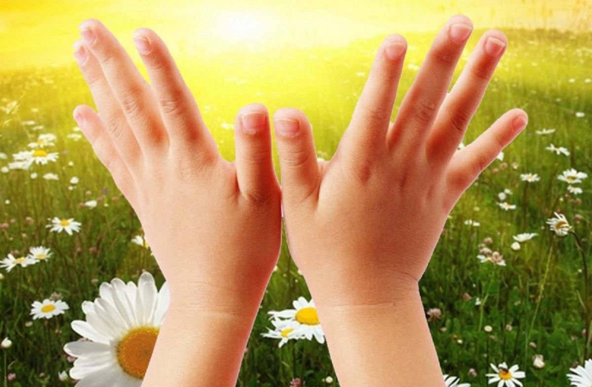 Маленькое солнце на моей ладошке. Детские руки. Детские ладошки. Детские ладони. Красивые детские руки.