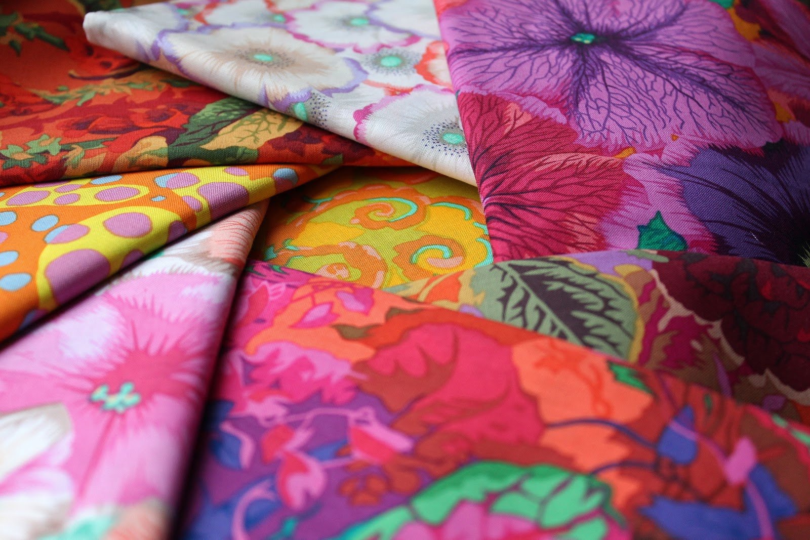 Картинка ткани. Разноцветные ткани. Пестрая ткань. Красивые яркие ткани. Ткани разных цветов.