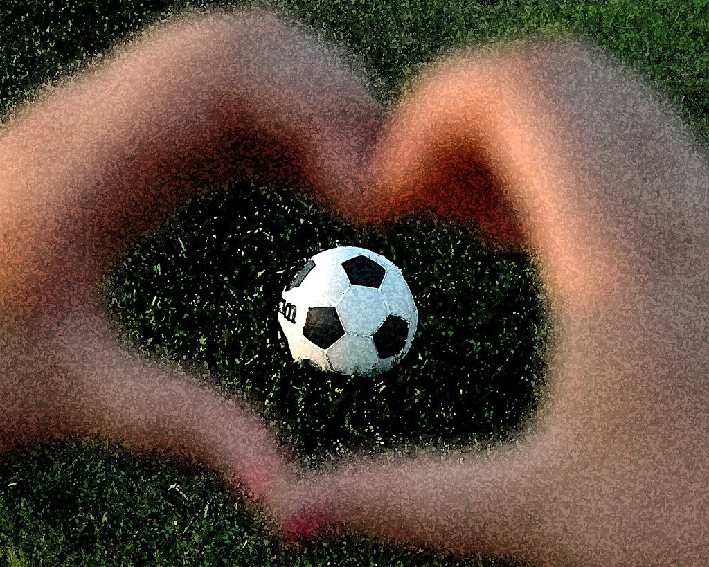 Обожаю футбол. Футбольная тематика. Красивый футбольный мяч. Футбол картинки. Футбольный мяч и футболист.