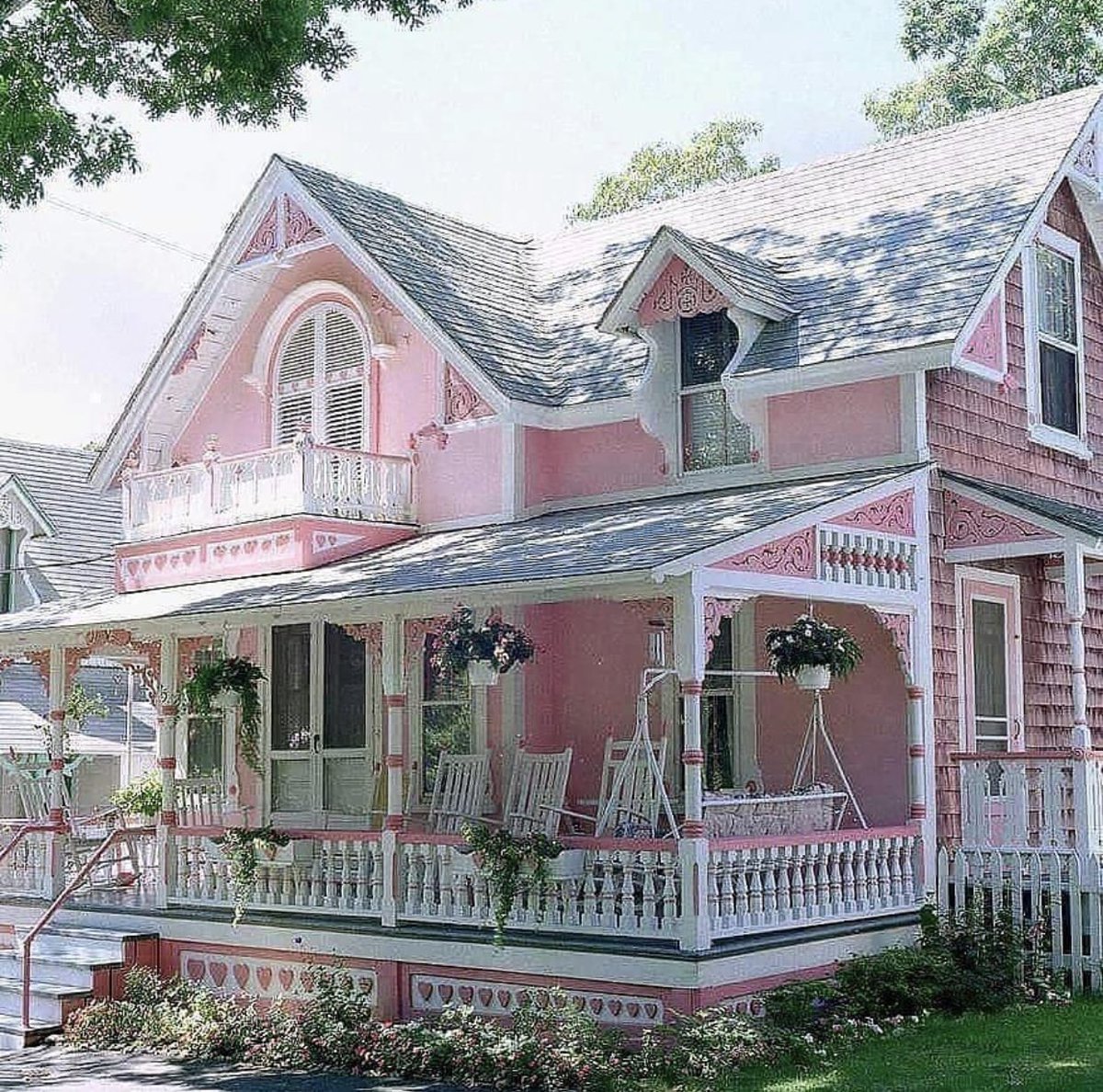 Красивые розовые дома. Викториан Пинк Хаус. Ашленд Орегон розовый дворец. Пинк Хаус дом. Розовый дом.