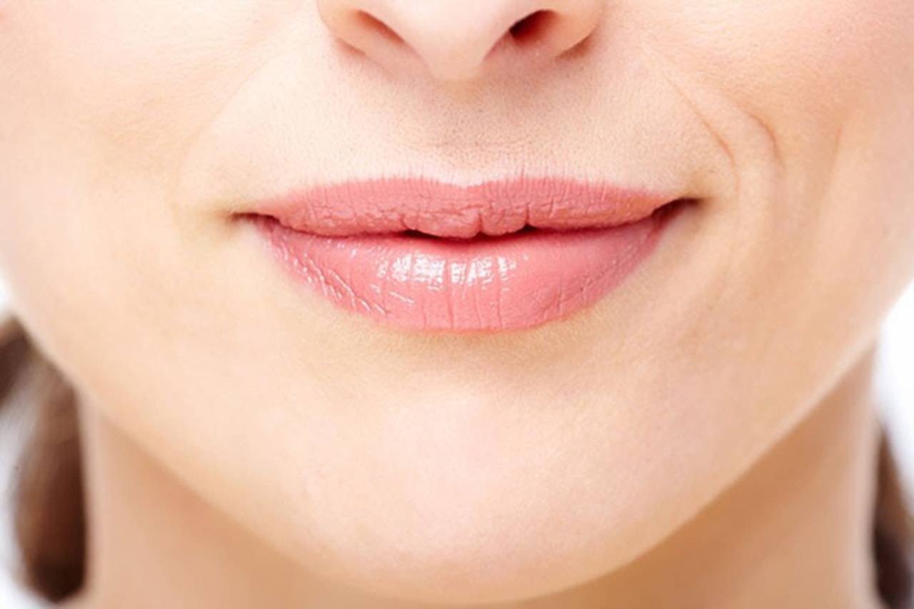 Изгиб губ. Женские губы. Красивые женские губы. Прямые губы. Натуральные губы.