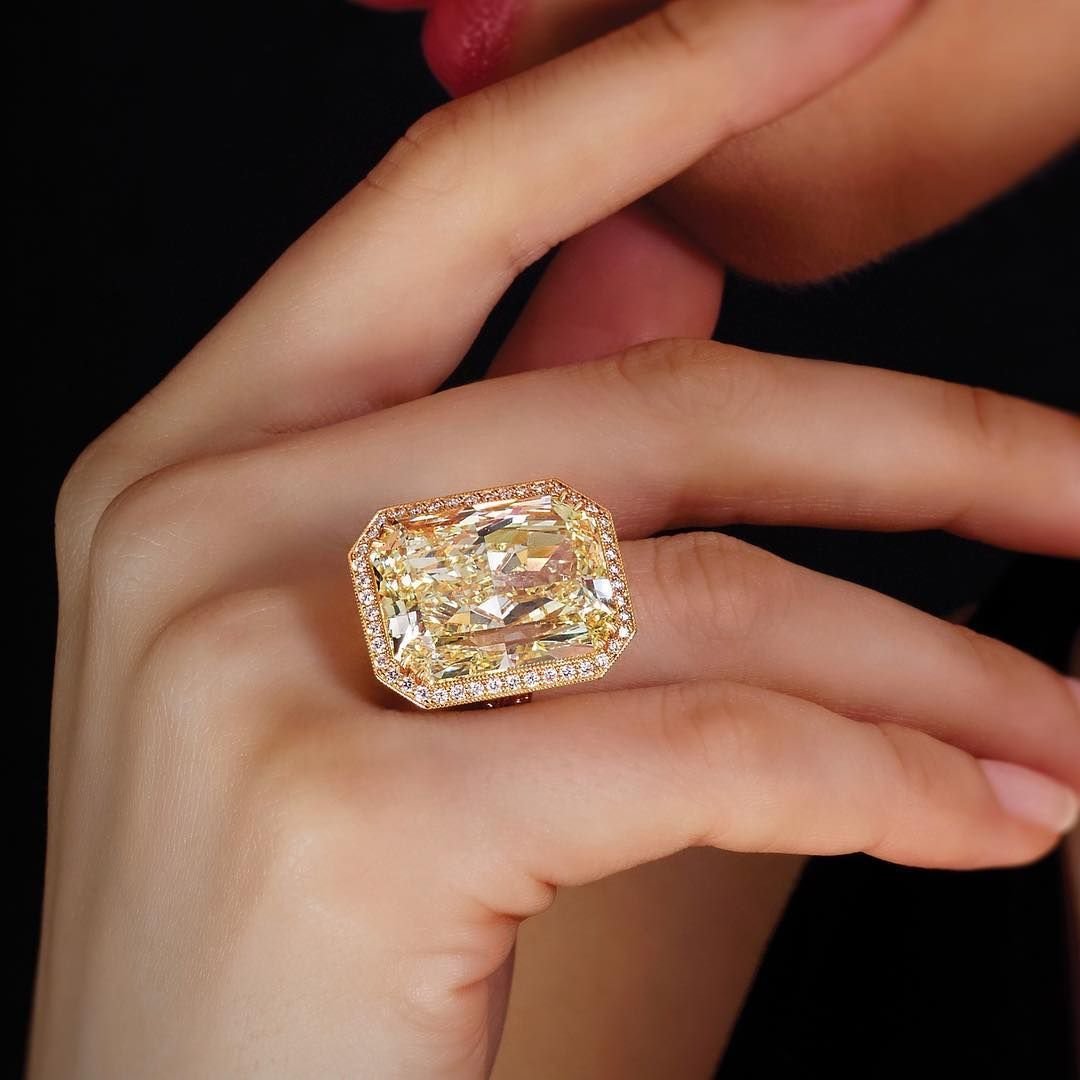 Красивое золото фото. Золотое кольцо бриллианты Якутии. Кольцо с камнем Радиант. МЮЗ кольцо с желтыми бриллиантами. Крупные кольца.