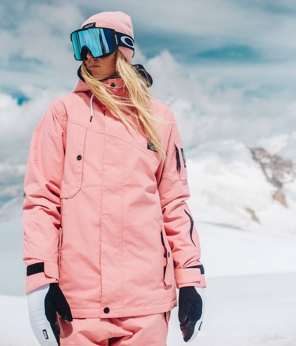 Ski outdoor. Сноубордическая куртка женская Cropp. Dope Annok Snowboard Jacket. Горнолыжный костюм женский модный. Розовый сноубордический костюм.