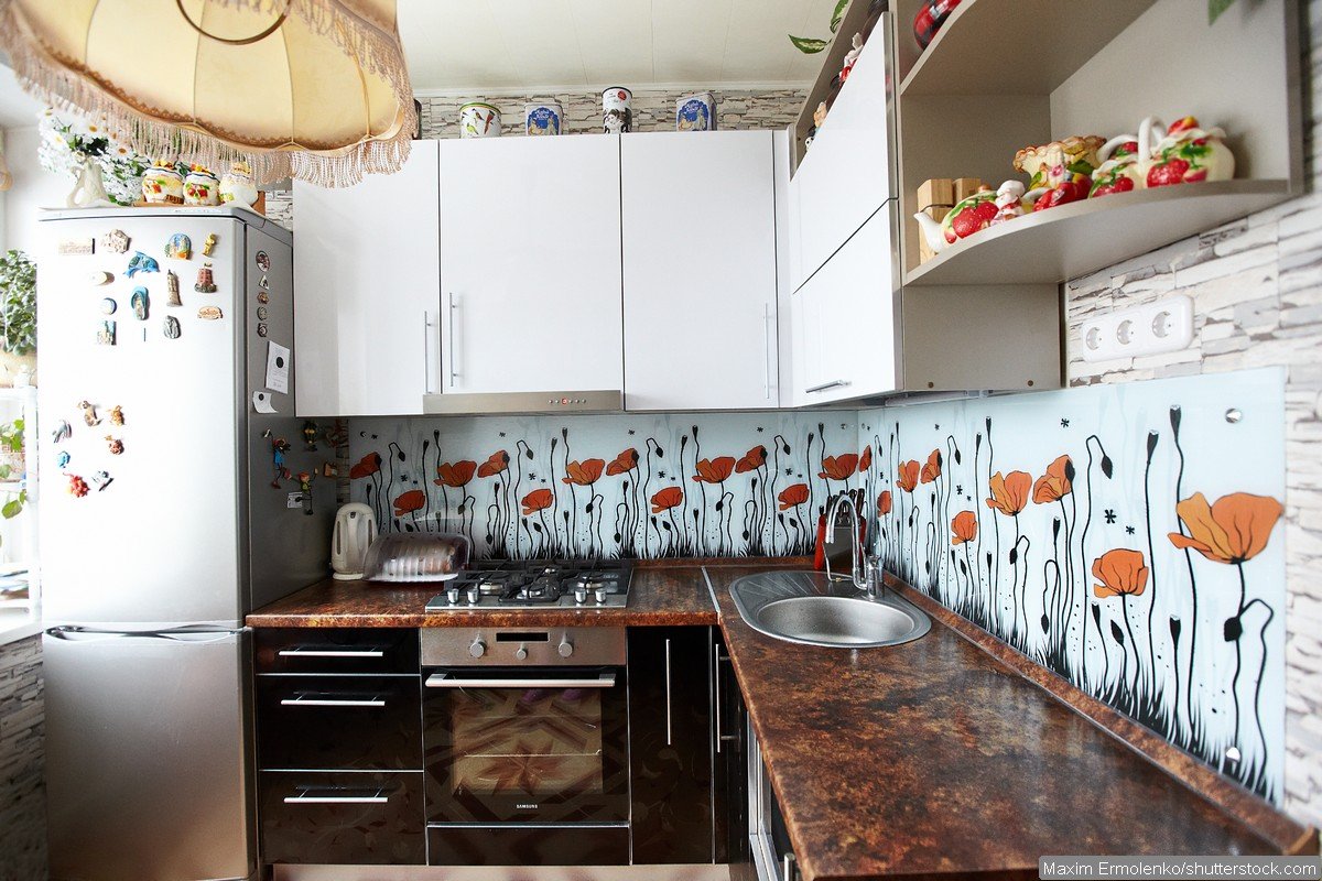 Обтянуть кухню. Пластик для кухни стены. Кухня обшитая пластиковыми панелями. Кухня отделка стен пластиковыми панелями. Кухня отделанная панелями.