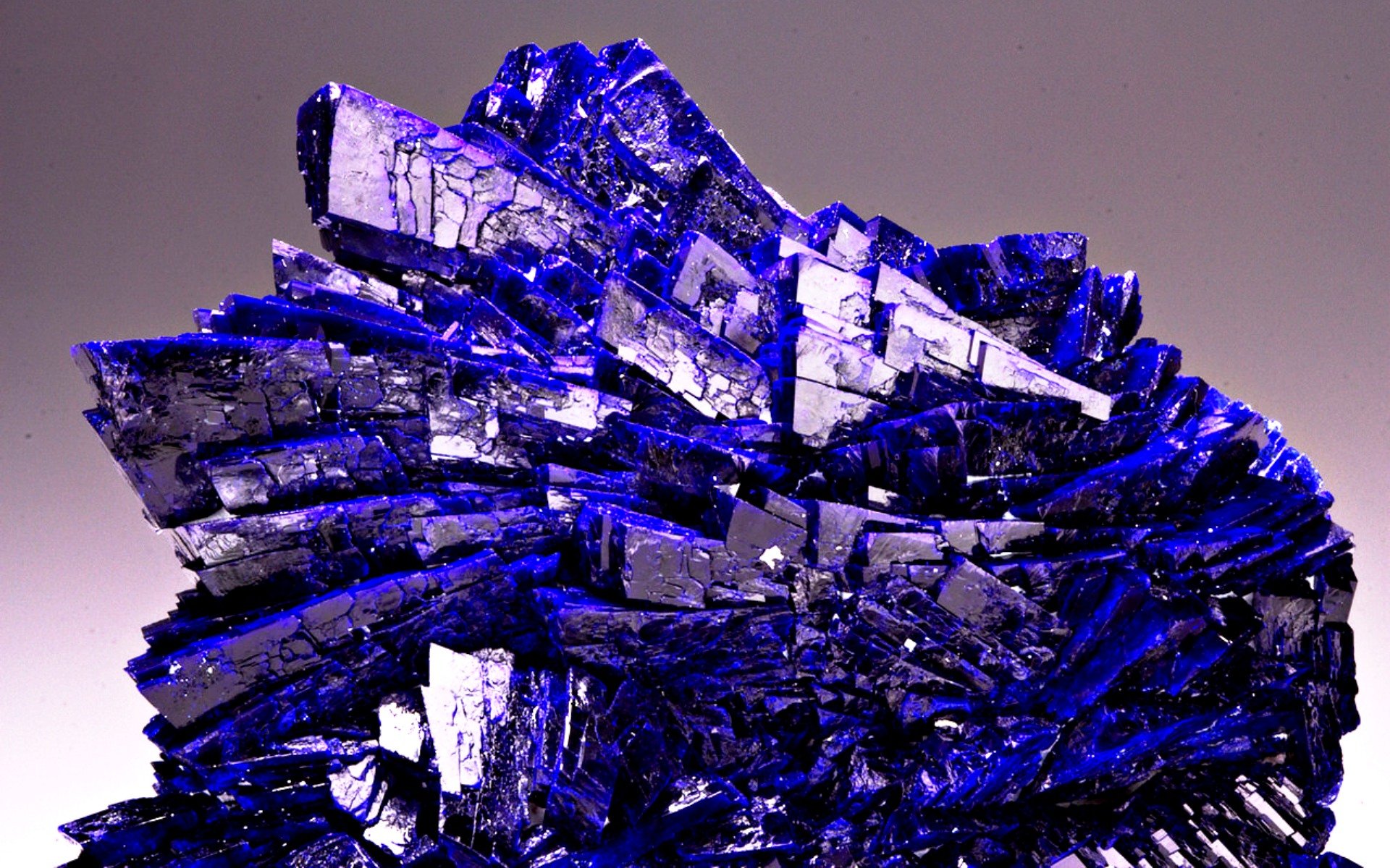 Какой металл синий. Азурит минерал Кристалл. Халькантит минерал Кристалл. Азурит камень. Азурит лазурит минерал.