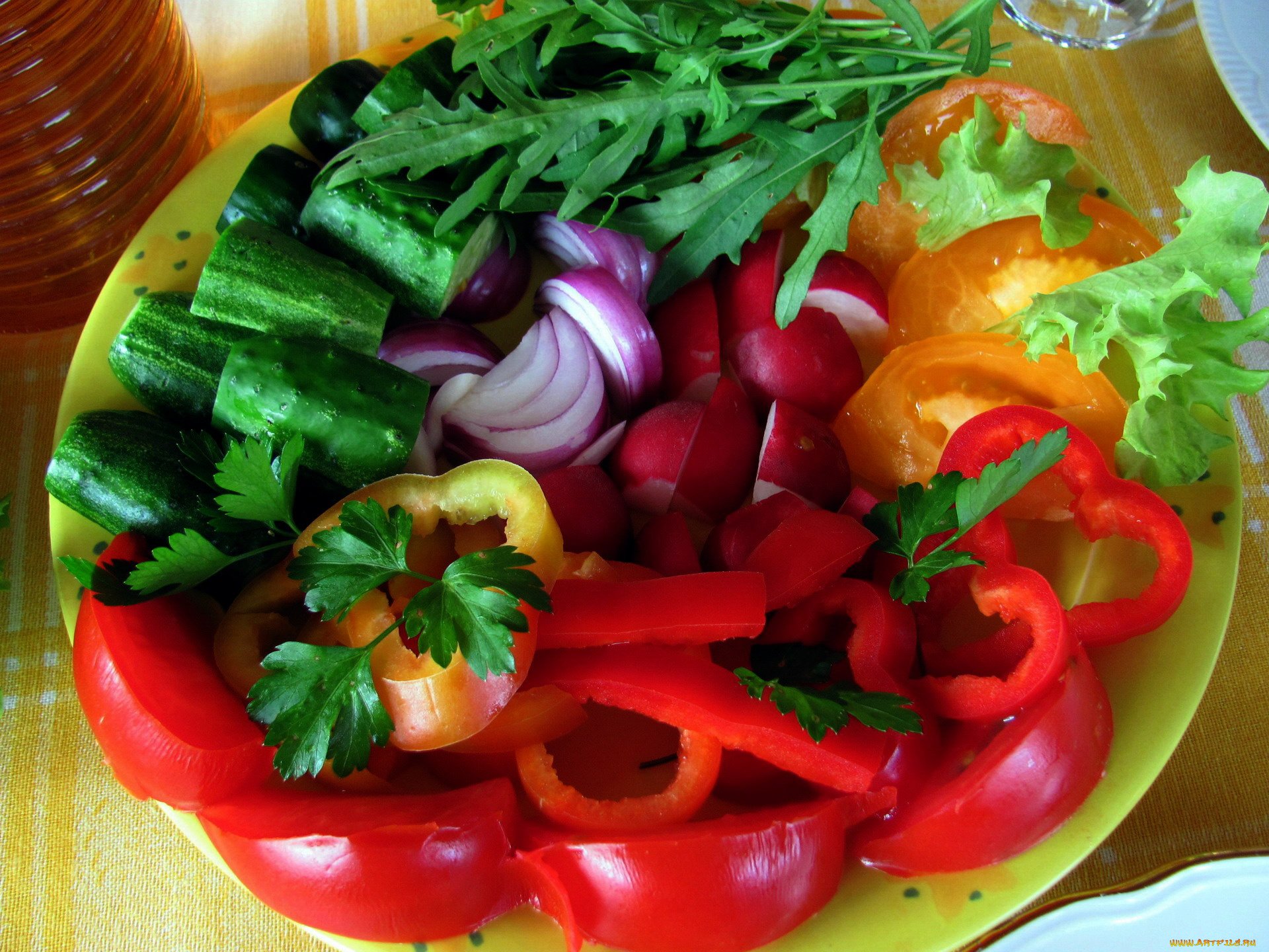 Овощной салат огурцы помидоры лук. Овощная нарезка. Нарезка овощей красиво с зеленью. Овощное ассорти. Овощная тарелка с зеленью.