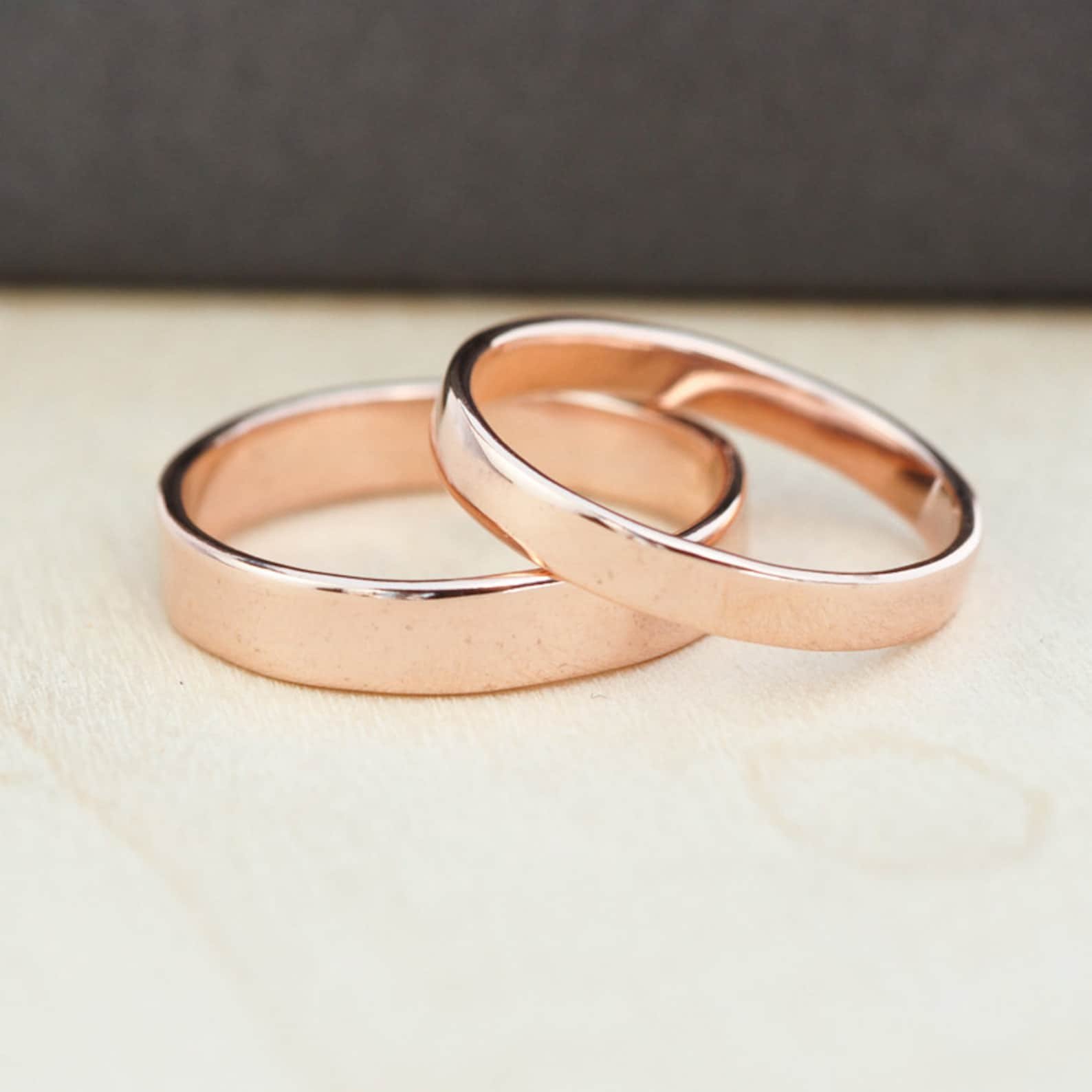 Обручальные кольца золотые на свадьбу. Кольца на свадьбу. Обручальные кольца розовое золото. Свадебные кольца плоские.