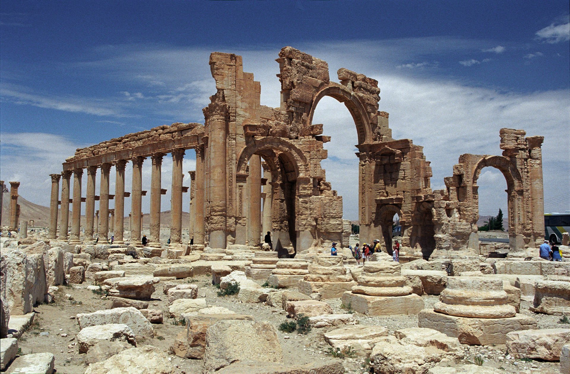 Разрушили древний город. Сирия дворец Пальмира. Пальмира древний город. Руины города Хатра Пальмира. Триумфальная арка Пальмира.