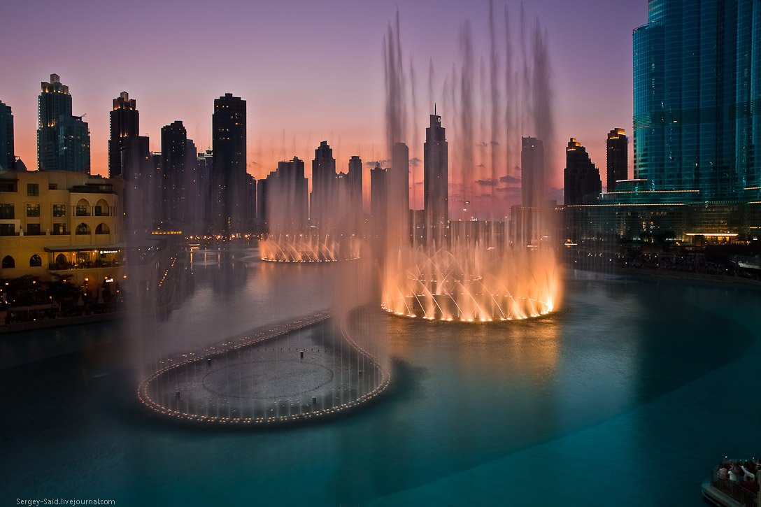 Достигают 150 метров. Поющие фонтаны Бурдж Халифа. Дубай Бурдж Халифа Поющие фонтаны. Поющие фонтаны в Дубае (фонтан Дубай). Фонтан Дубай (Танцующий фонтан) / Dubai Fountain.