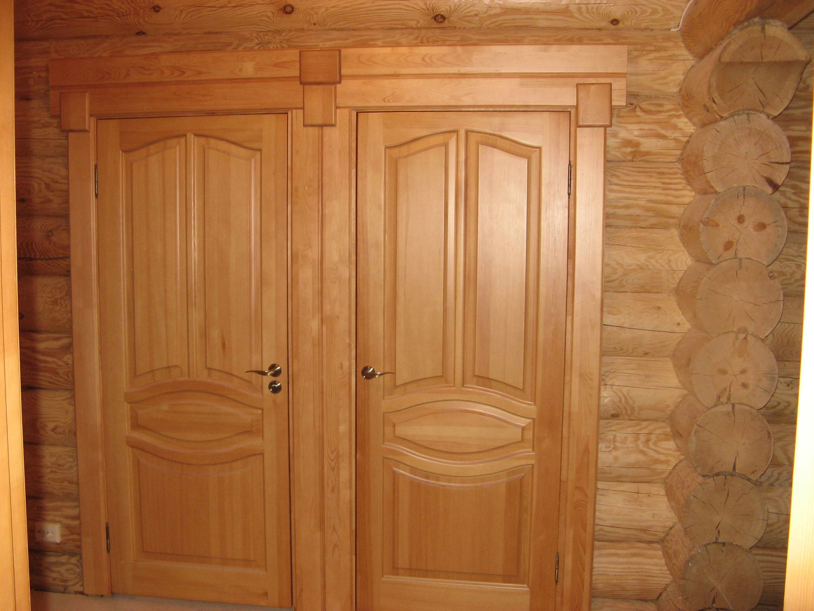 Двери деревянные дома цена. Двери филёнчатые деревянные. Двери межкомнатные филенчатые из массива. Массивная деревянная дверь. Дверь деревянная массив.