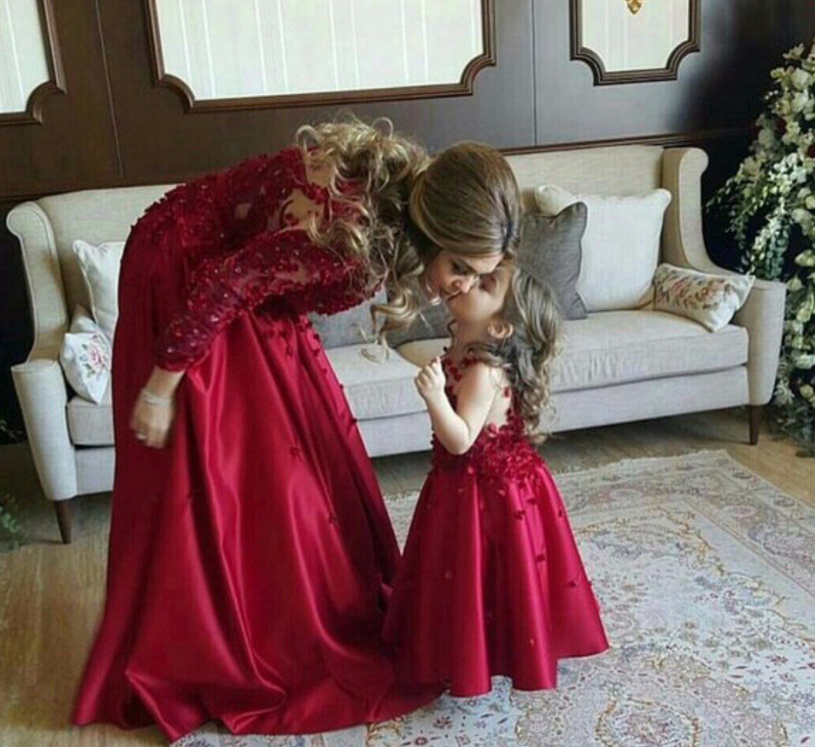 Мама увидела как ее дочь. Шикарные платья мама и дочка. Мама и дочка в красных платьях. Шикарные платья мама дочь. Красивые платья на дочку и маму.