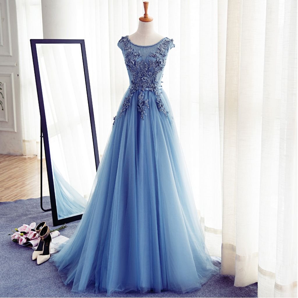 Голубое красивое платье