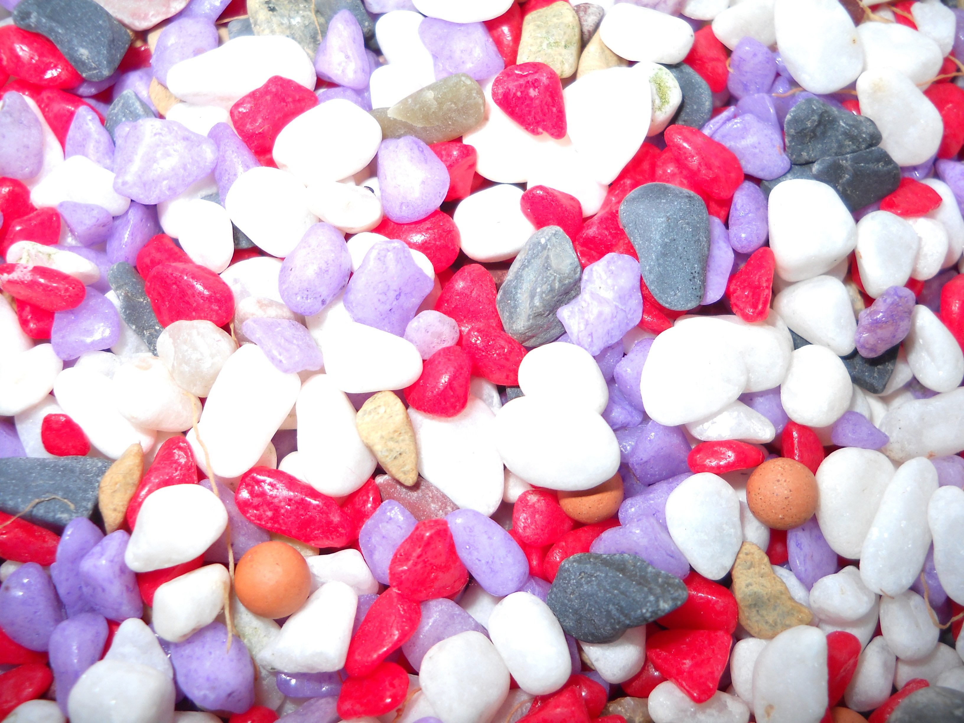 Petal stone. Маленький камушек. Маленький камень. Цветные маленькие камни. Камень из мелких разноцветных зерен.