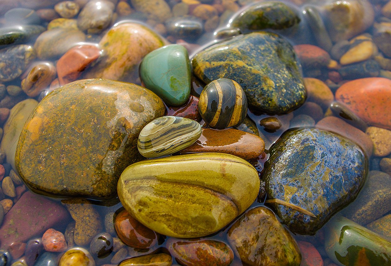 Камень из маленьких разноцветных зерен - 76 фото