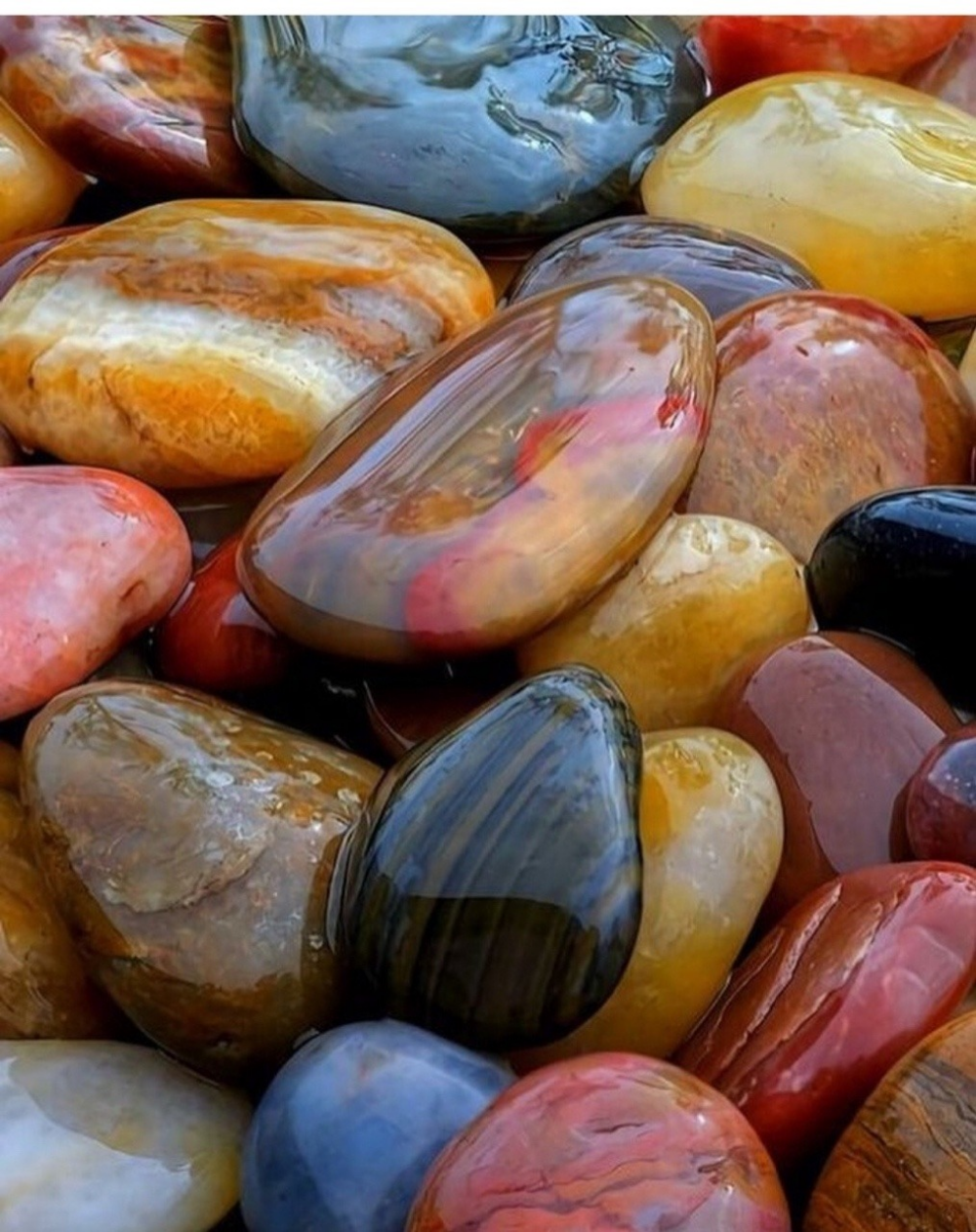 Как называют многоцветные яшмы напоминающие картины. Яшма Мадагаскарская камень. Морская яшма камень. Яшма камень на Яшмовом пляже. Разноцветные камни.