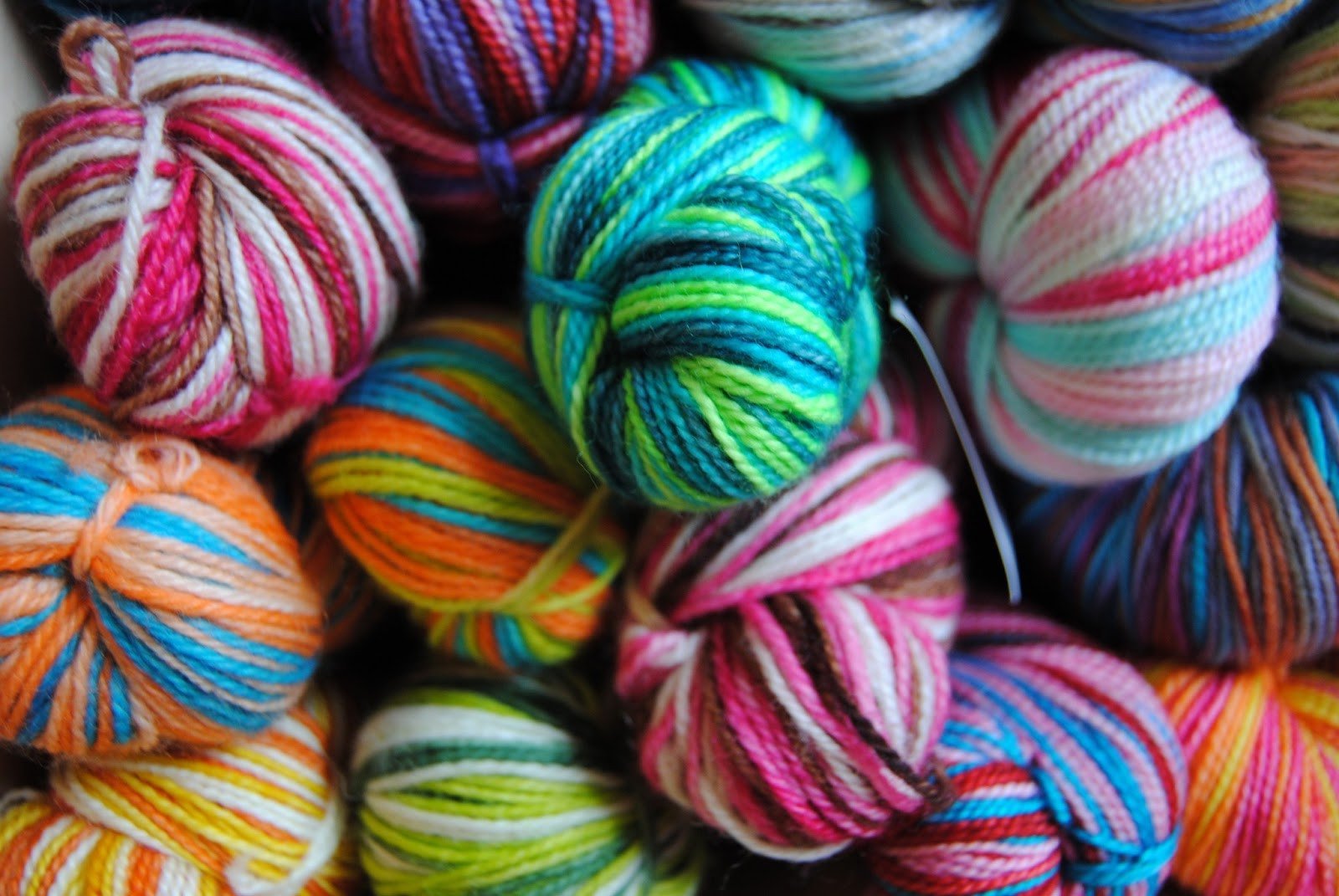 Сделай пестрых. Разноцветная пряжа. Нитки для вязания. Разноцветные нитки для вязания. Разноцветная пряжа для вязания.