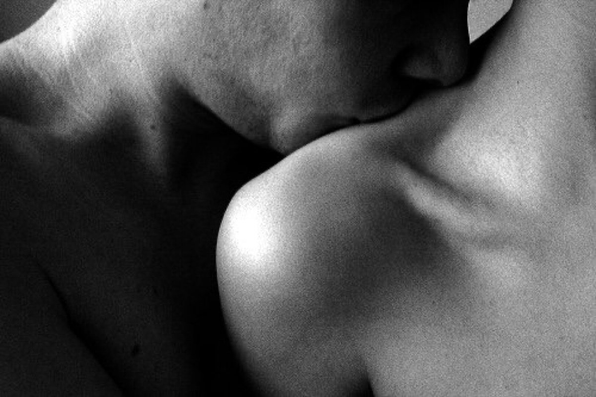 картинки мужчин которые целуют грудь девушке фото 92