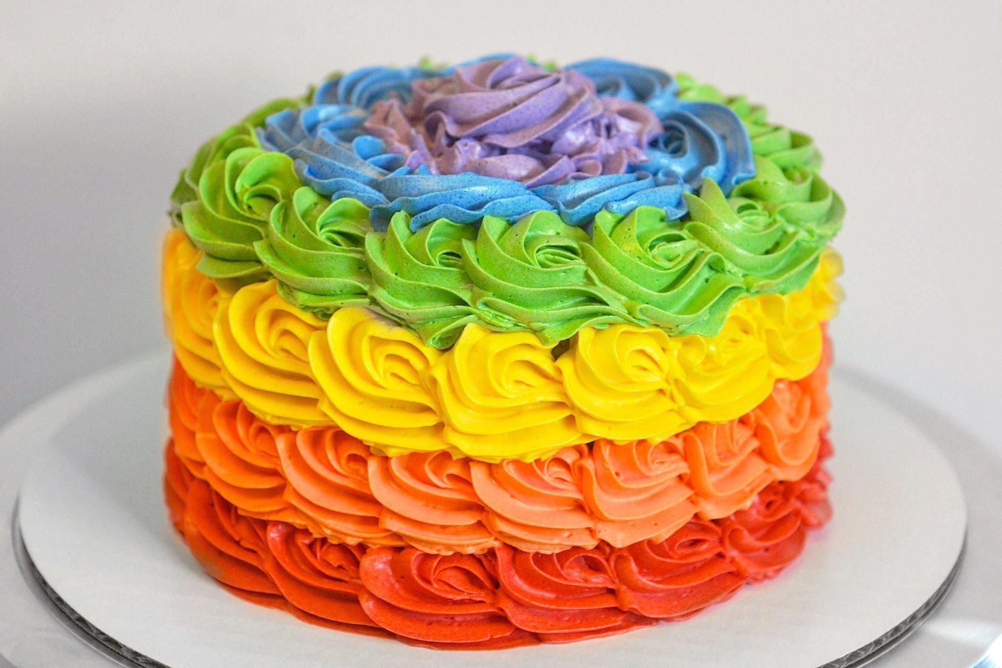 Как украсить цветной. Разноцветный тортик. Торт Радужный. Яркий торт. Торт кремовый Радужный.