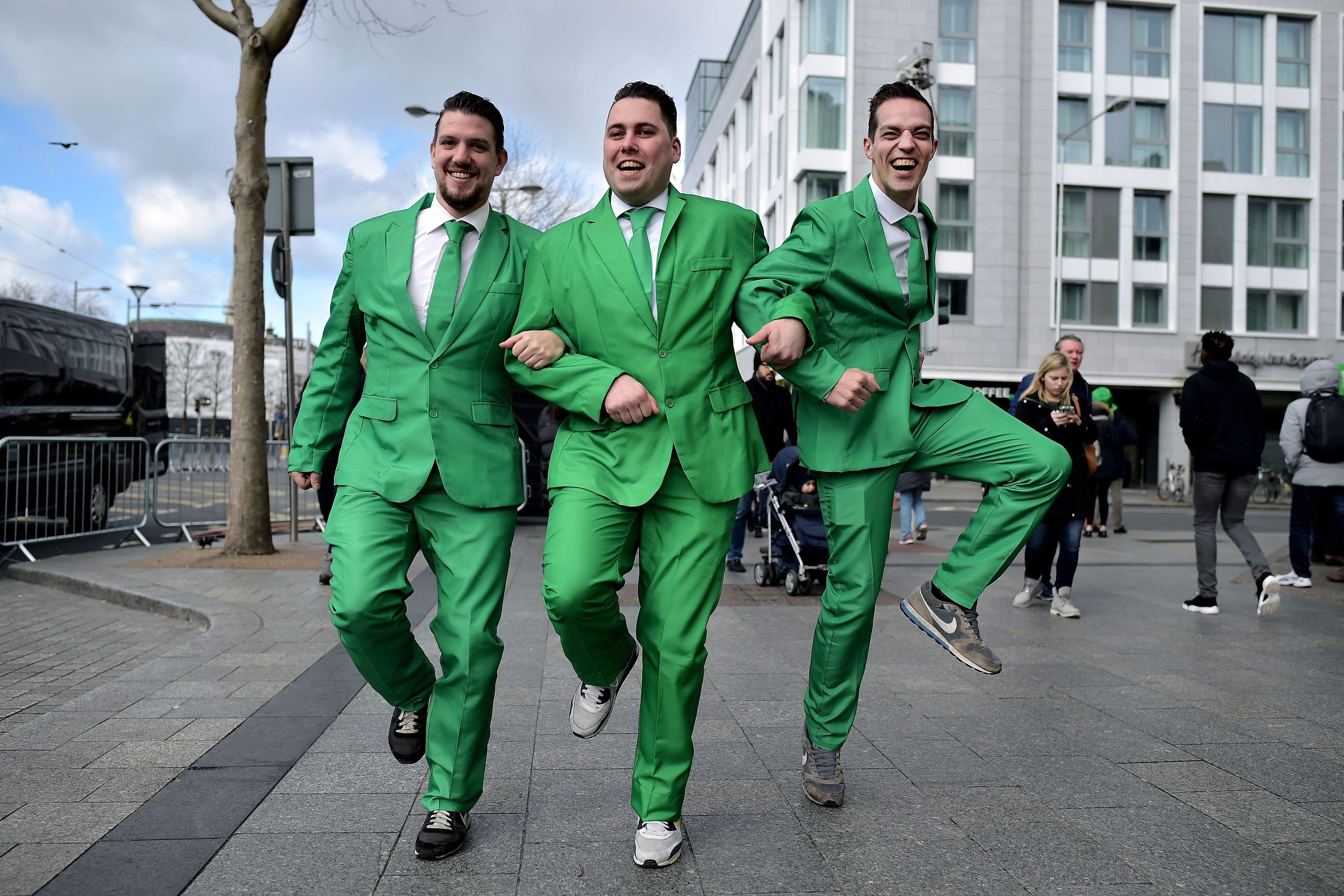 Цвет святого патрика. День Святого Патрика в Ирландии. Одежда в Ирландии в день Святого Патрика. День Святого Патрика в Дублине. Зеленый костюм.
