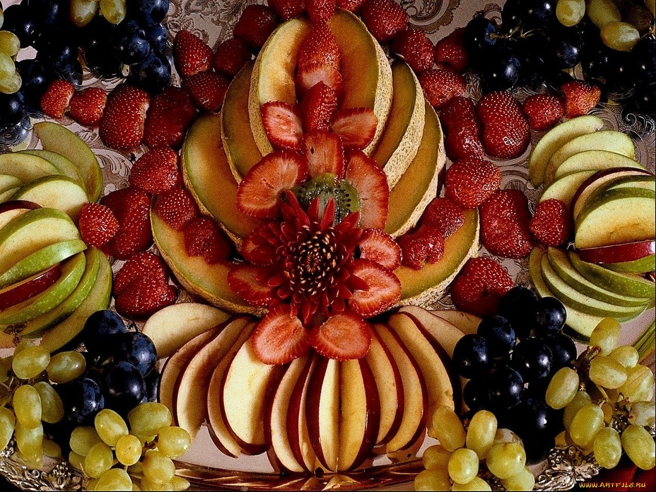 Как красиво разложить фрукты. Фруктовая тарелка. Красиво нарезать фрукты. Красивая Фруктовая нарезка. Красиво фрукты на тарелке.