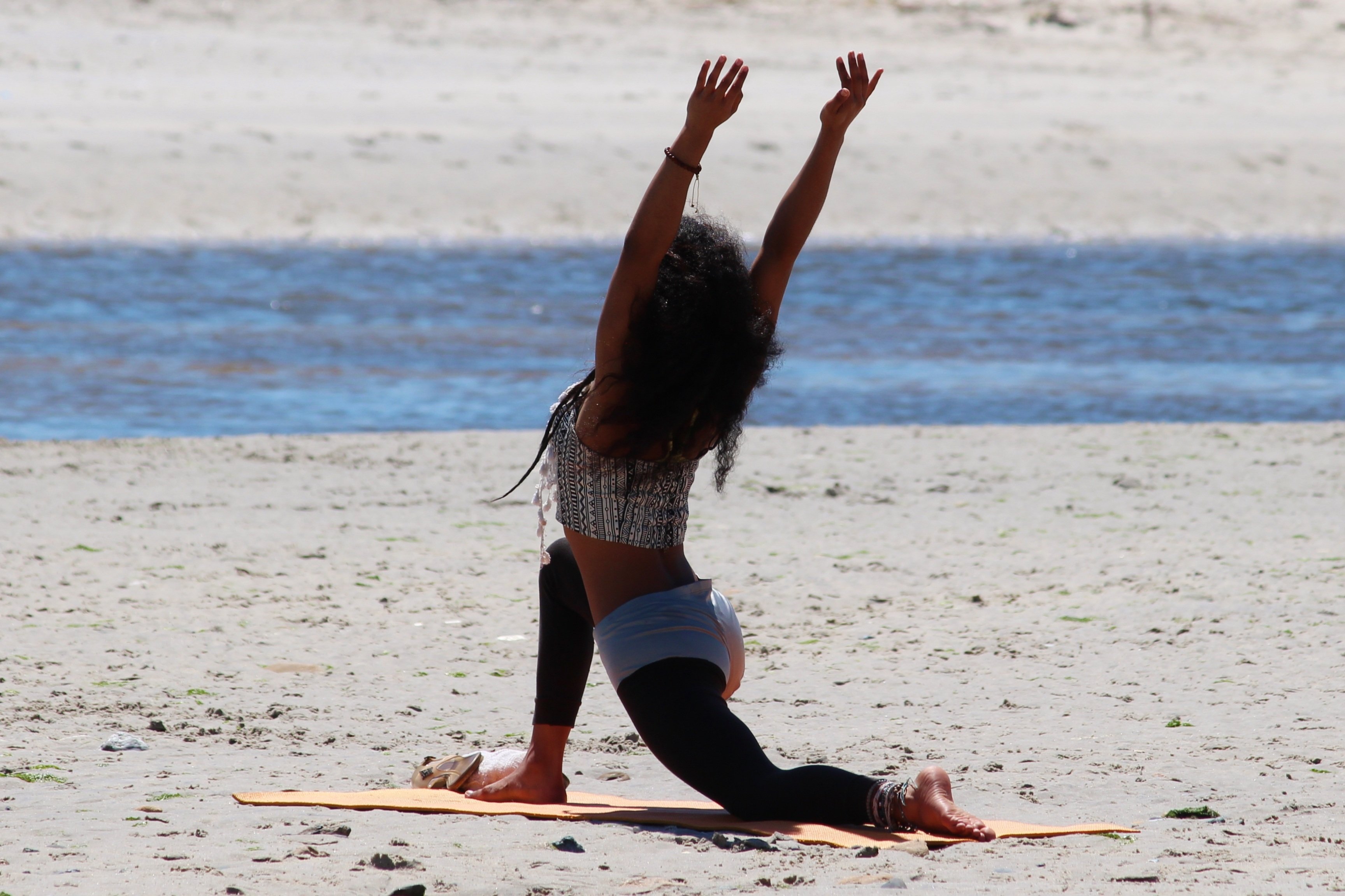 Йога на берегу. Йога на пляже. Красивая йога на пляже. Девушка йога. Фотосессия на пляже йога.