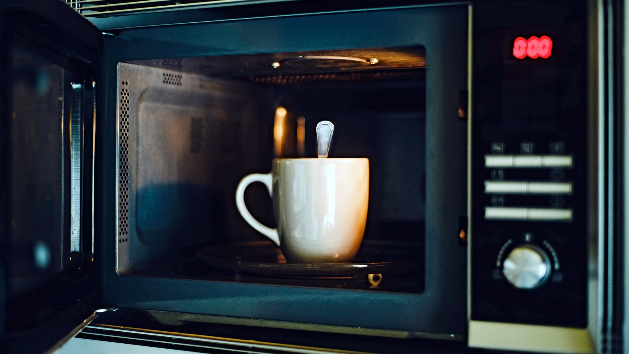 Можно металлическую посуду в микроволновку. Graetz микроволновка. Микроволновая печь внутри. Микроволновая печь cofee. Coffee микроволновая печь.