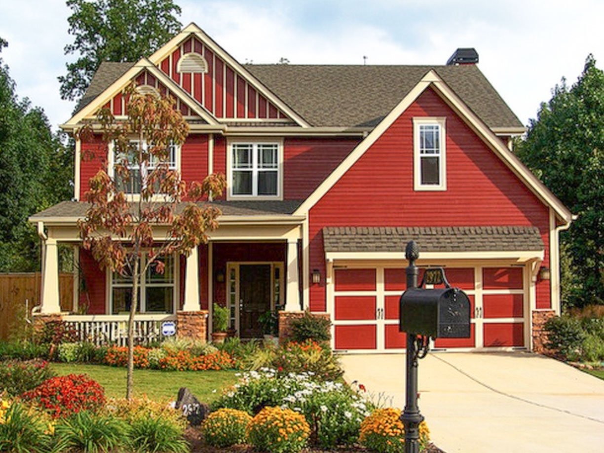 Большой красивый красный дом