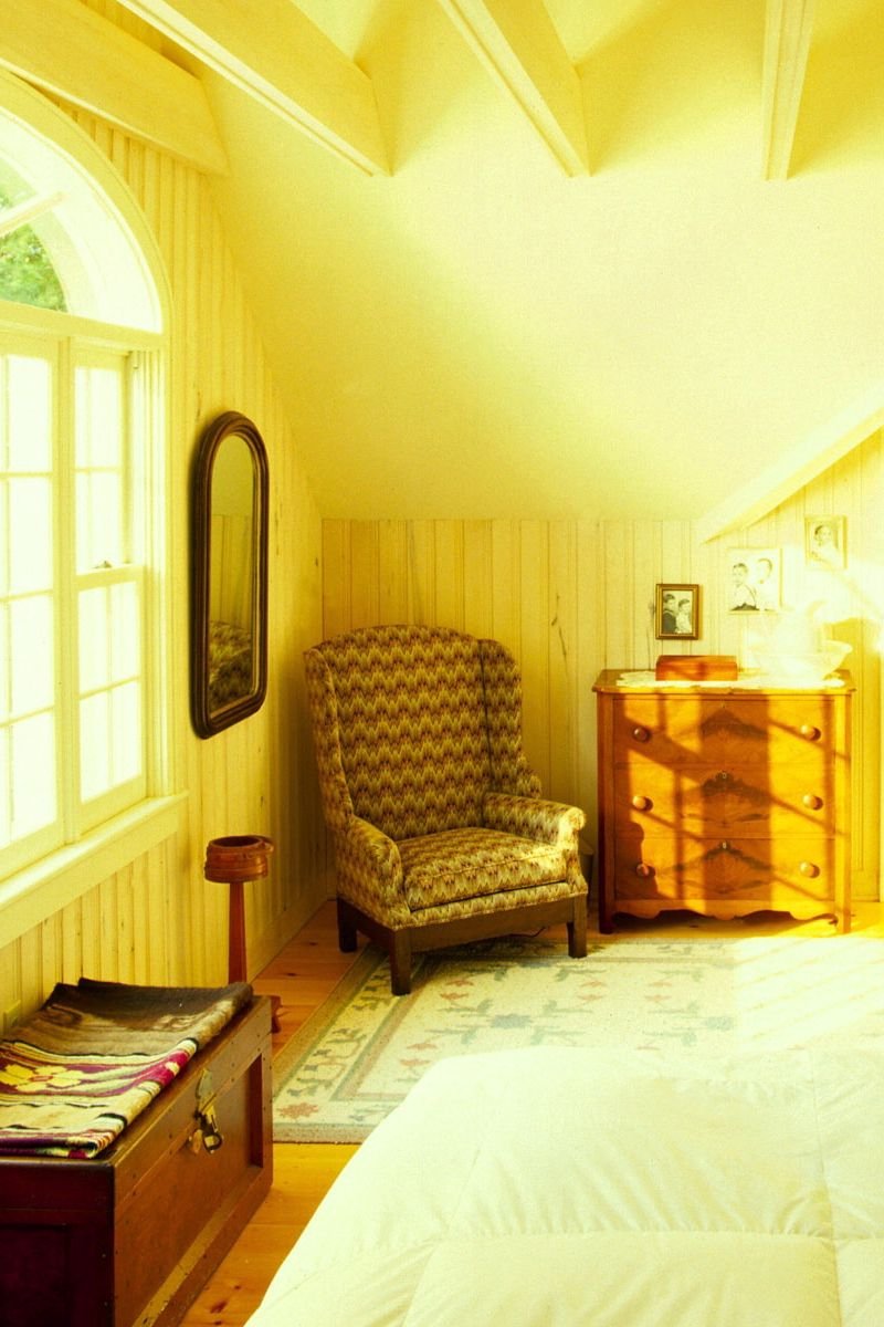 Комната была освещена ровным желтым светом. Солнечная комната. Солнечный свет в комнате. Уютная Солнечная комната. Солнце в комнате.