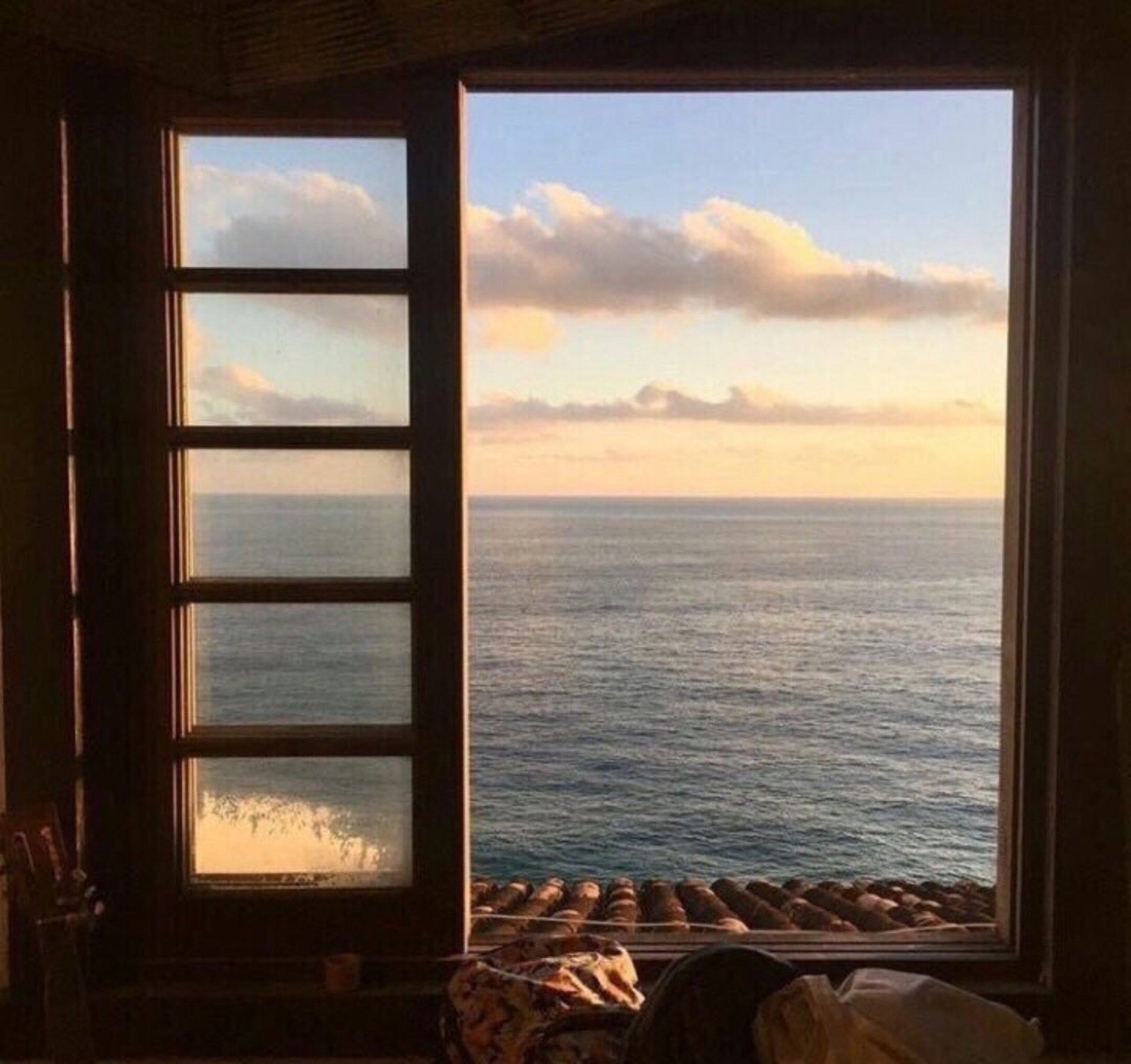 The view is beautiful. Прекрасный вид из окна. Вид из окна на море. Красивый вид из окна на море. Шикарный вид на море.