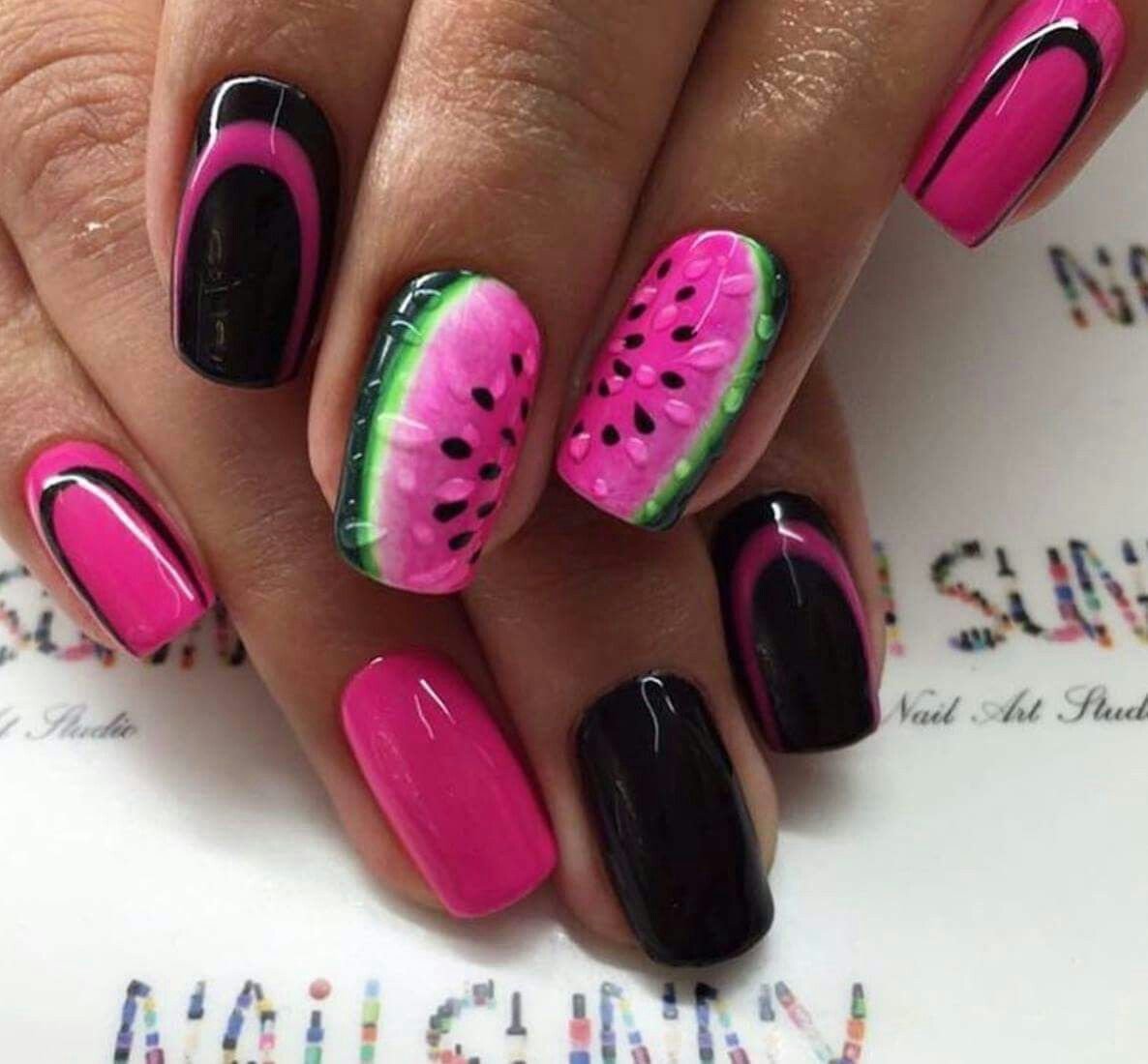 Дизайн ногтей черный с яркими цветами