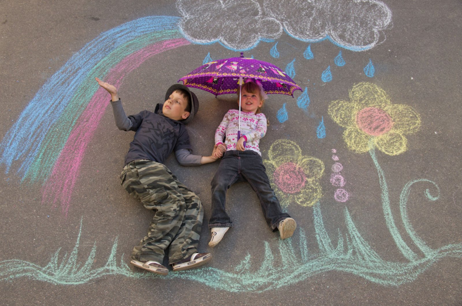 Дети рисуют мелками на асфальте