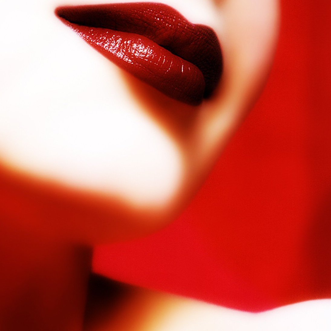 Губы нежно шепчут. Красивые губы. Красные губы. Губки женские. Красные губы и ногти.