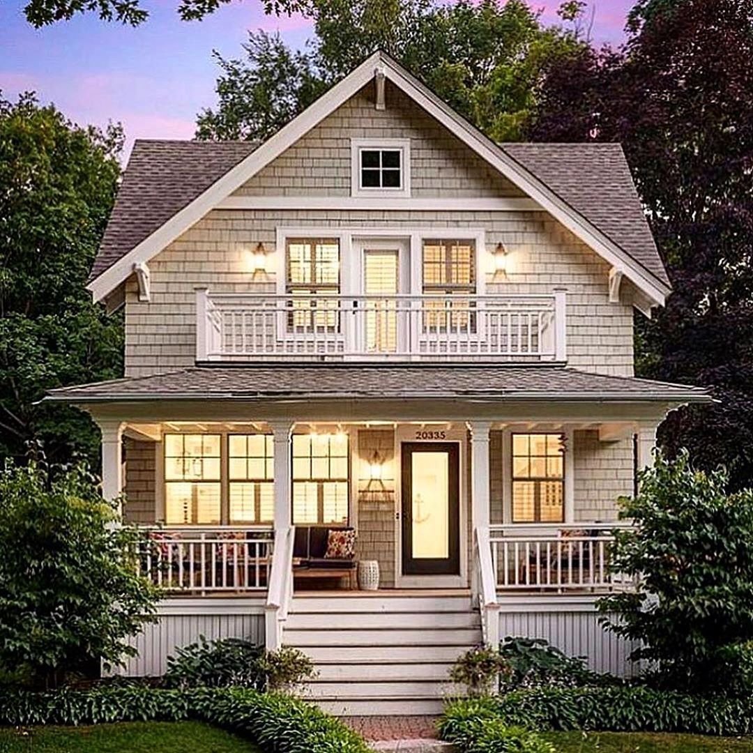 Маленькие дома с балконом. Небольшой двухэтажный дом. Красивый дом. Красивый двухэтажный домик. Красивый домик.