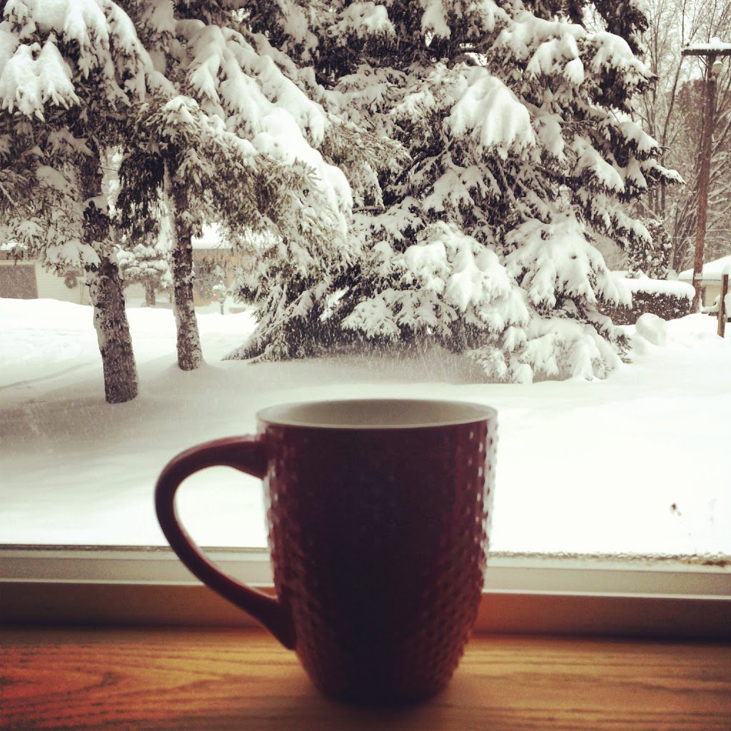Зимнее утро кофе. Кофе зима. Доброе Снежное утро. Кофе на снегу.