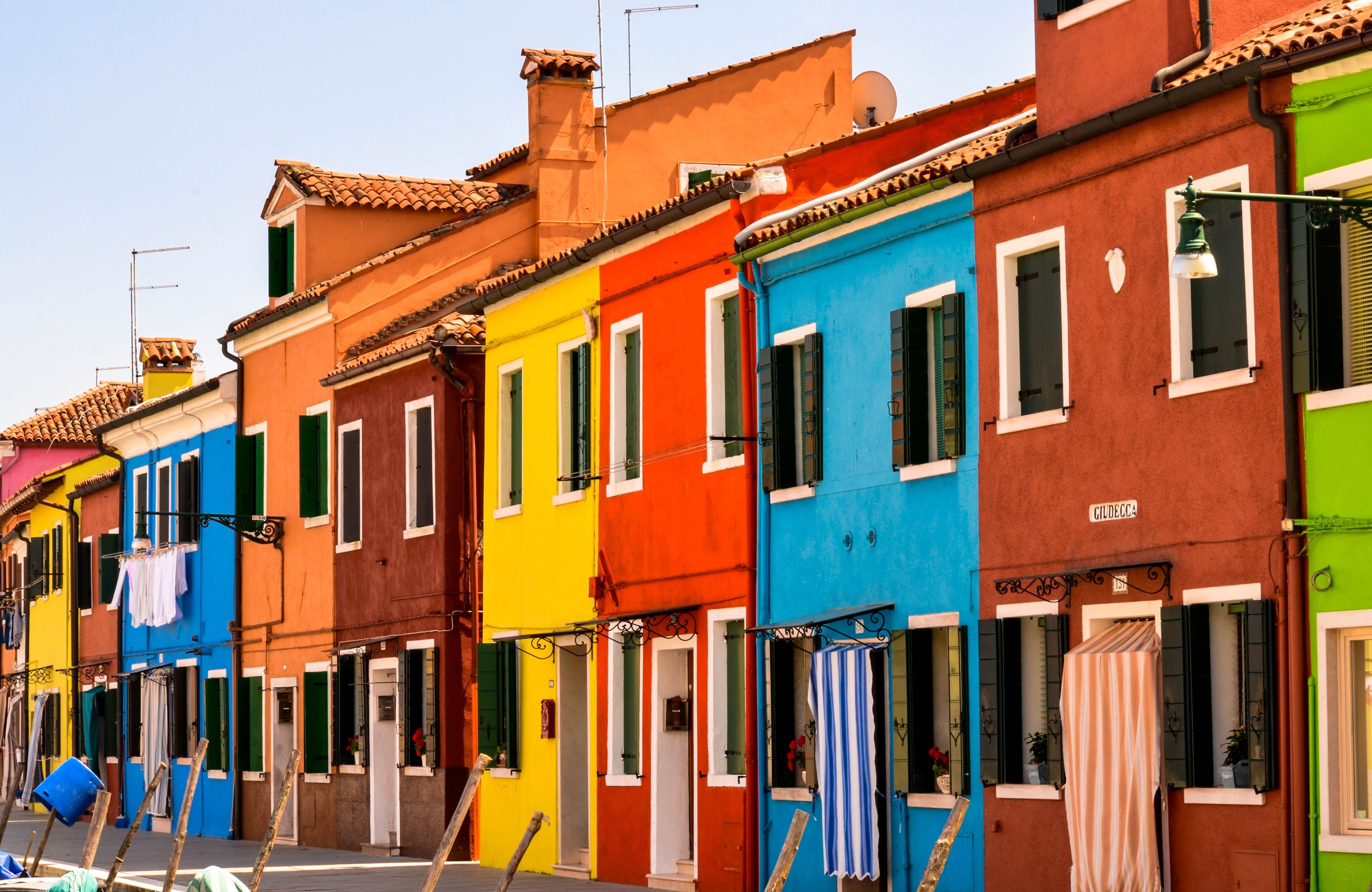 Colorful houses. Жилые дома на острове Бурано Венеция. Разноцветные домики. Разноцветный дом. Италия разноцветные домики.