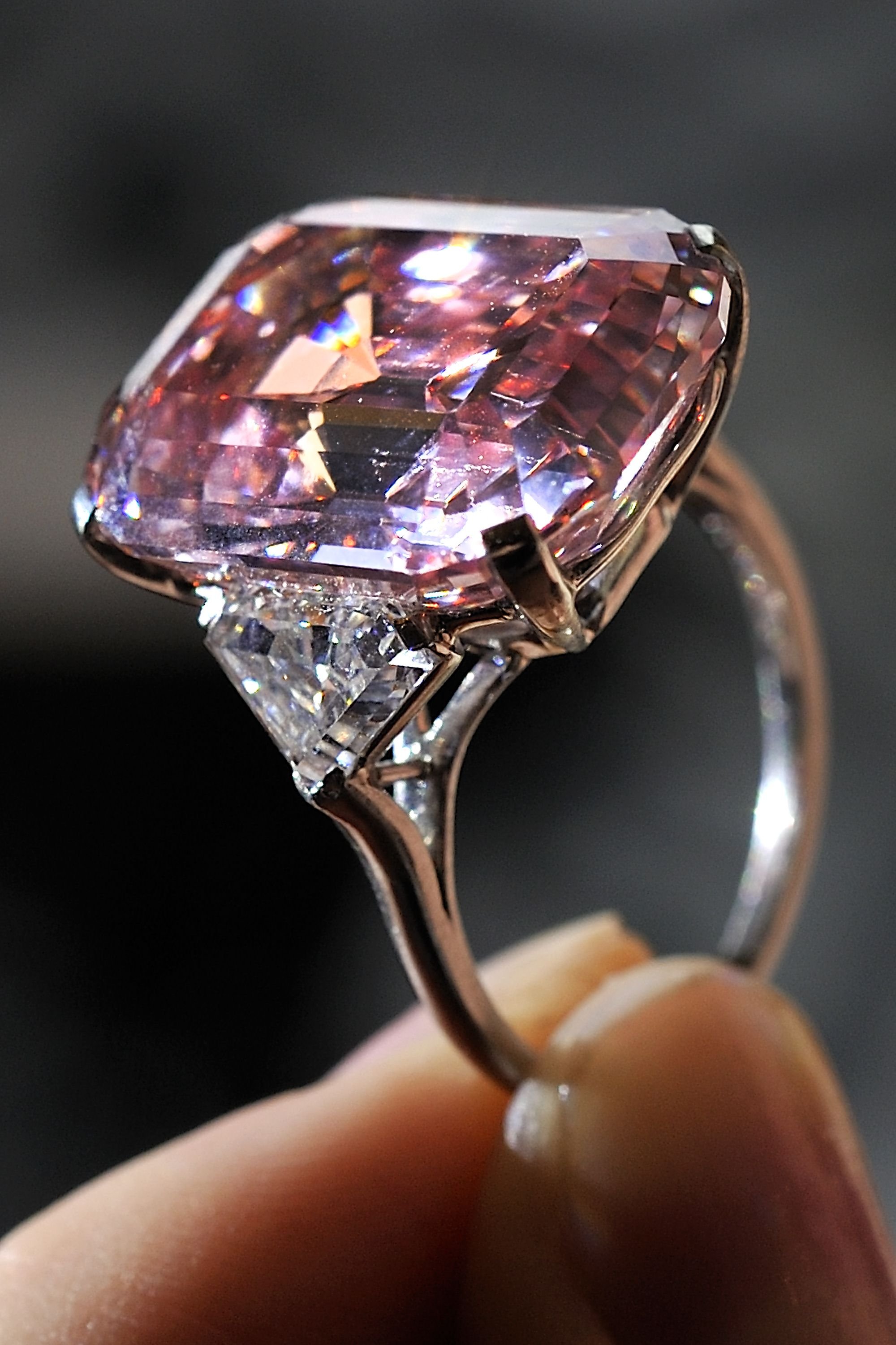 Самые драгоценности. Кольцо Graff Pink Diamond. Розовый диамонд бриллианты.