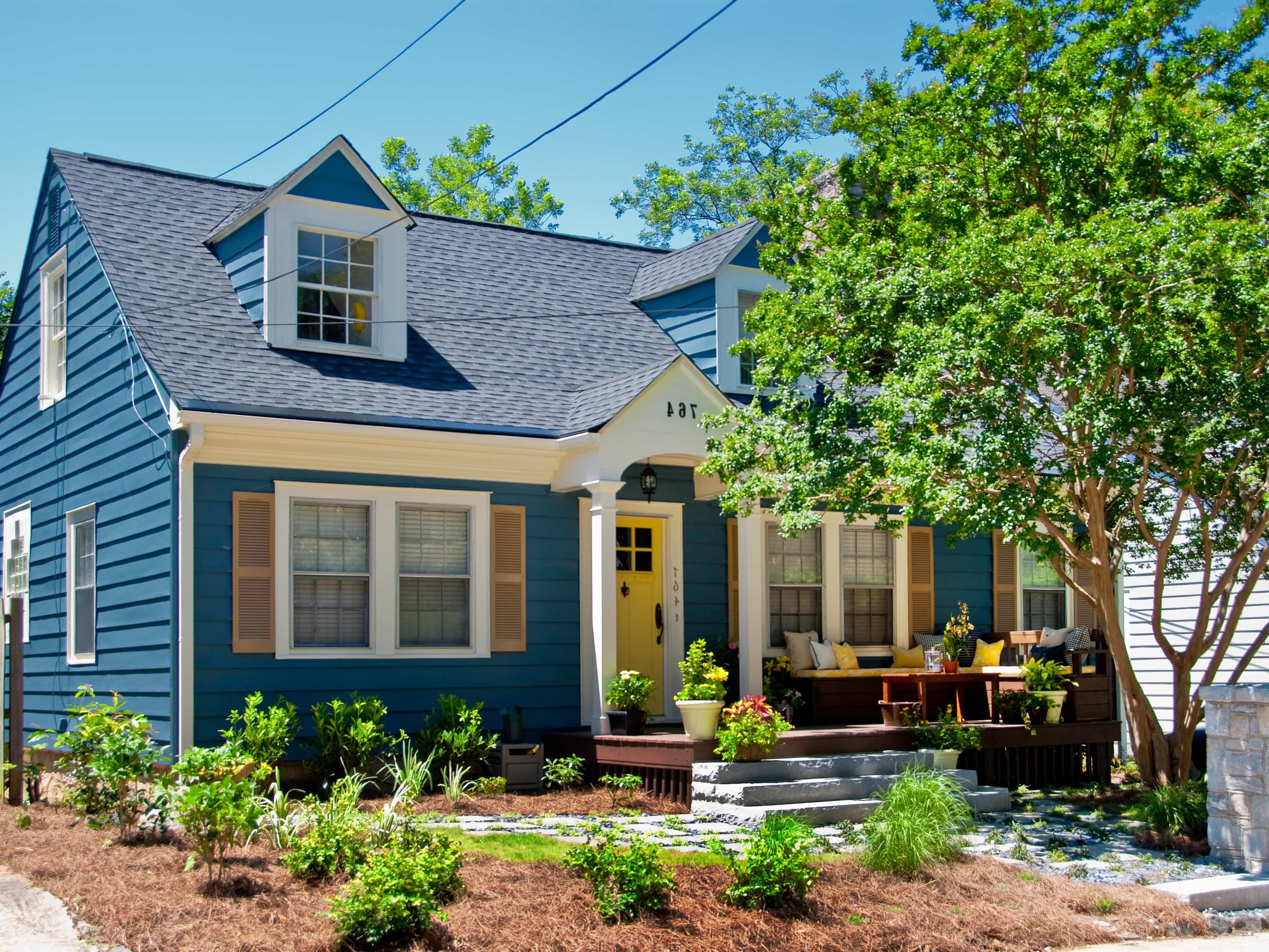 Желто серый дом. Голубой дом. Синий дачный домик. Синий деревянный дом. Дачный дом синего цвета.
