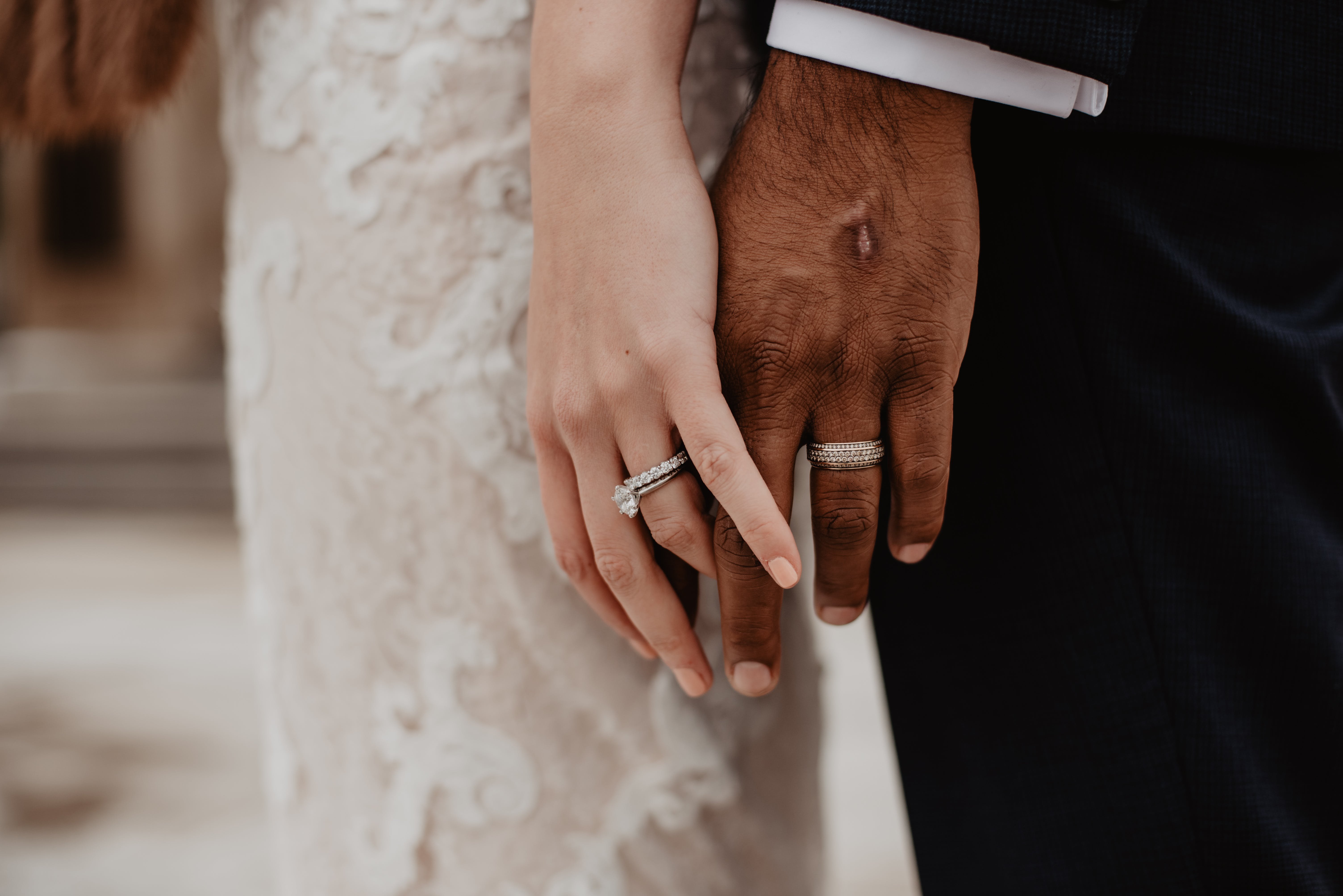 Замуж на какую руку кольцо. Обручальные кольца на руках. Свадебные кольца на руках. Свадьба руки с кольцами. Кольца жениха и невесты.