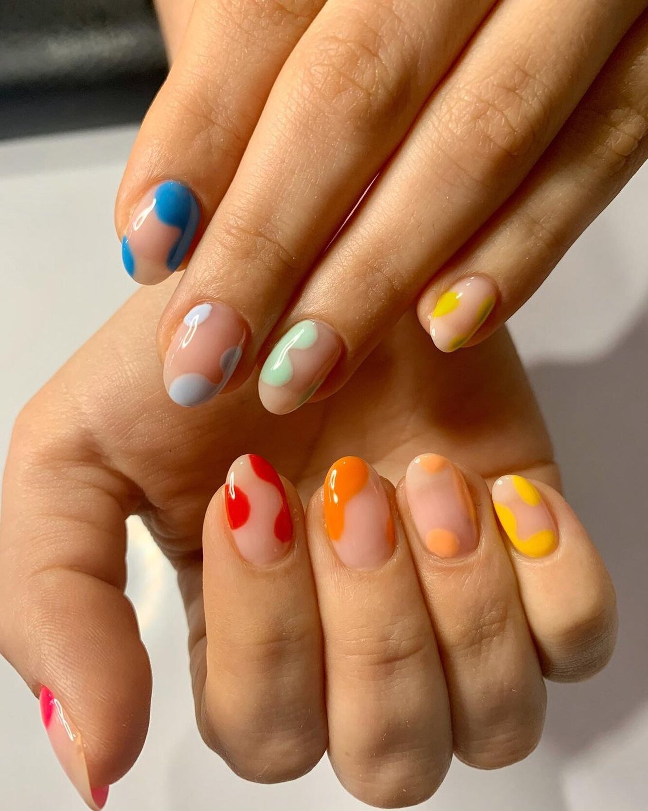 Цветной маникюр короткие ногти. Разноцветный маникюр. Яркие разноцветные ногти. Разноцветный маникюр на коротких ногтях. Разноцветные летние ногти.
