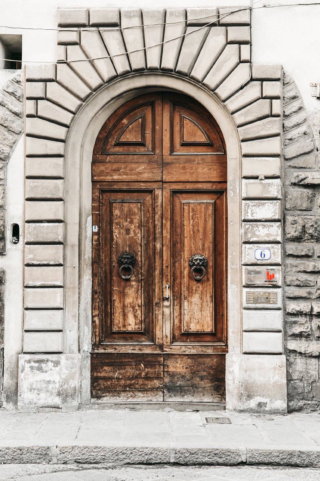 Its door. Старинная дверь. Красивые старинные двери. Старая входная дверь. Старинные двери Петербурга.
