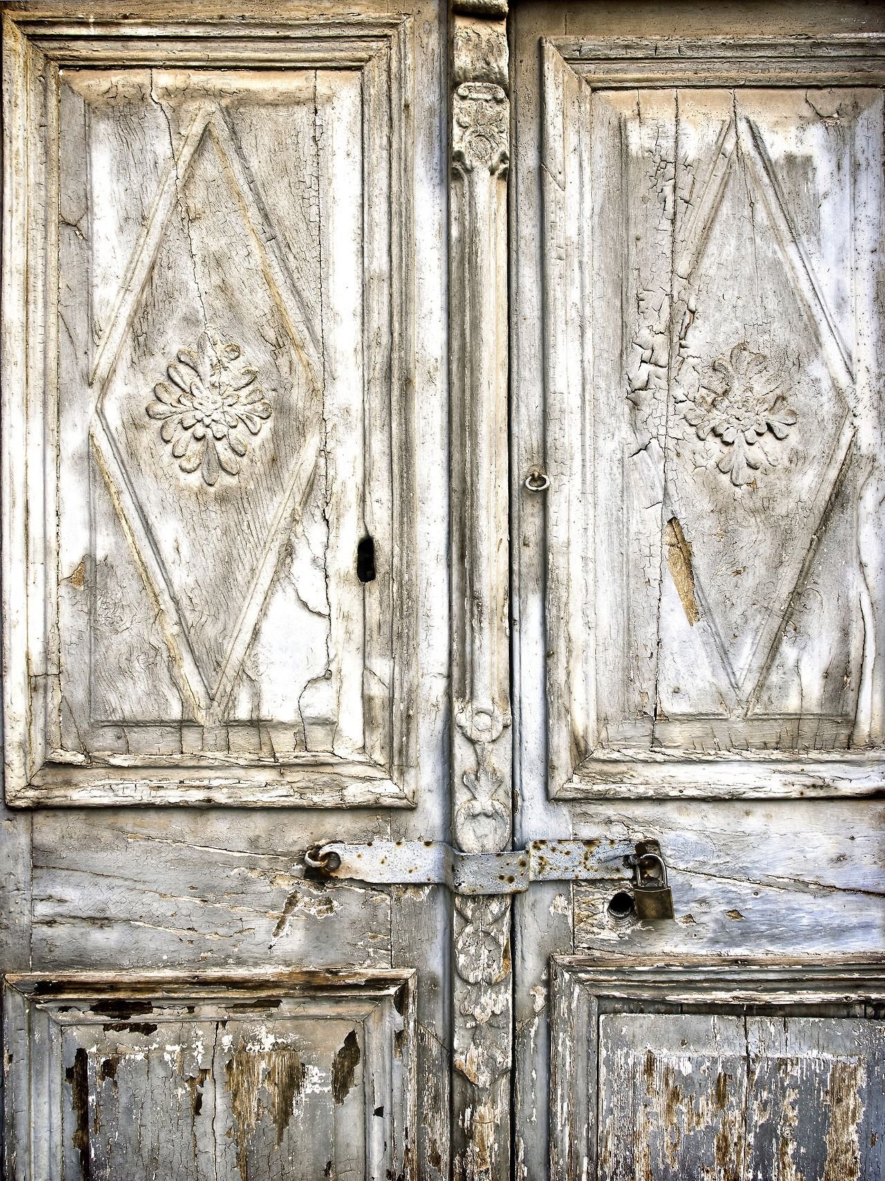 Красивые старые двери. Старинная дверь. Старинная деревянная дверь. Винтажная дверь. Старая входная дверь.
