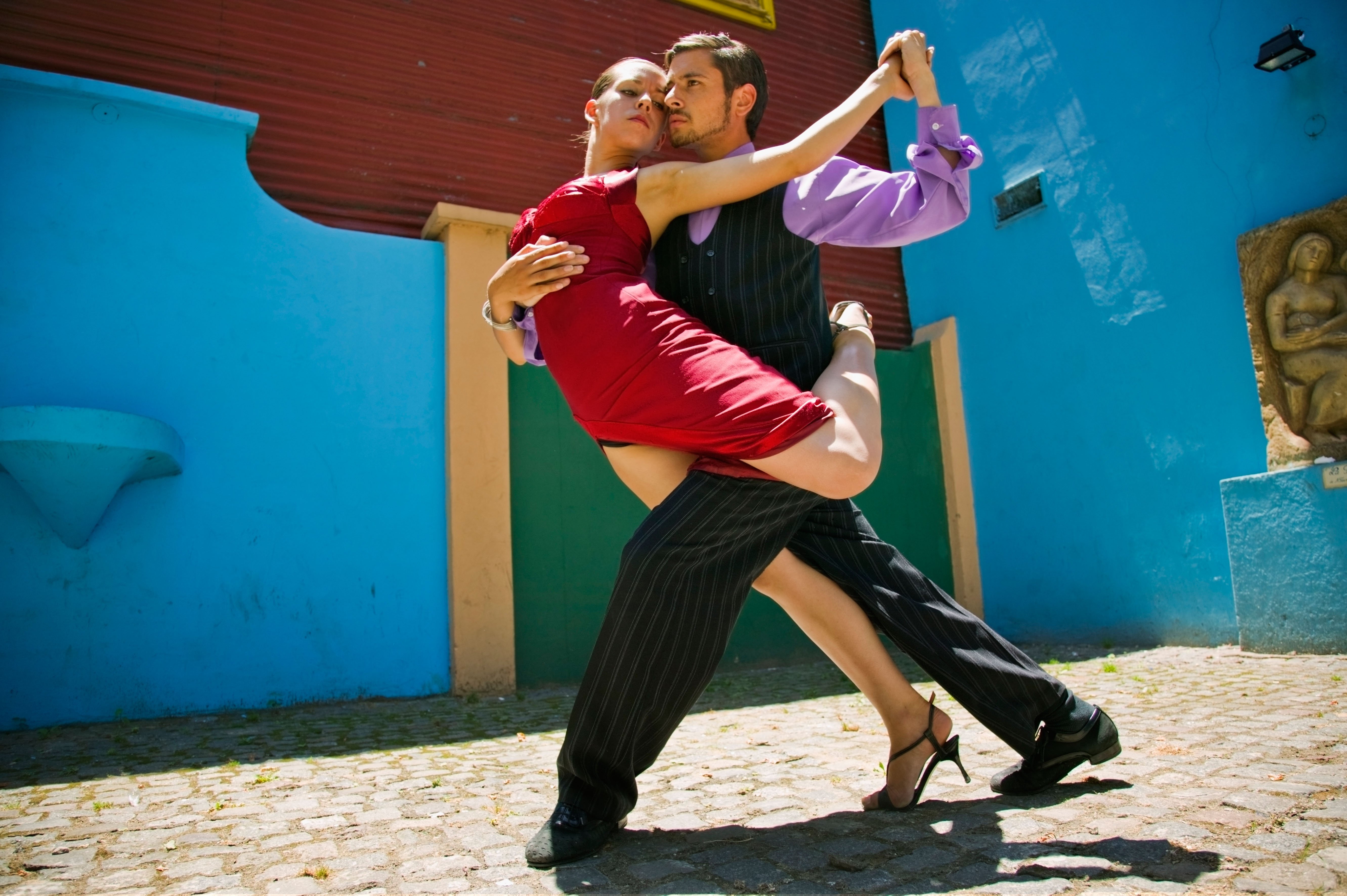 Лова танцы. Танго Буэнос Айрес милонги. Буэнос-Айрес Аргентина танго. Аргентина танец танго. Аргентинский танцор танго.
