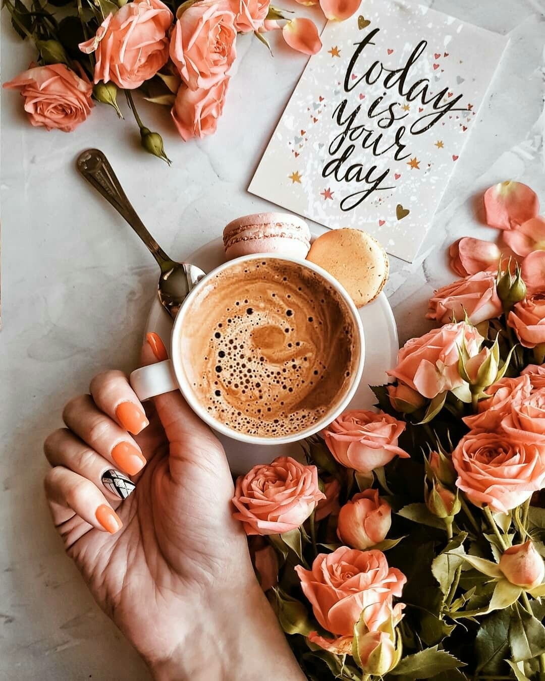 Доброго утра апреля стильные картинки. Кофе и цветы. Доброе утро салон красоты. Доброго дня кофе. Утро кофе цветы.