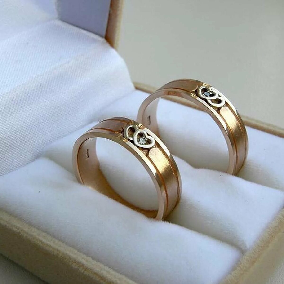 Обручальные кольца золотые на свадьбу. Красивые Свадебные кольца. Обручальное кольцо. Красивые обручальные кольца. Свадебные кольца парные.