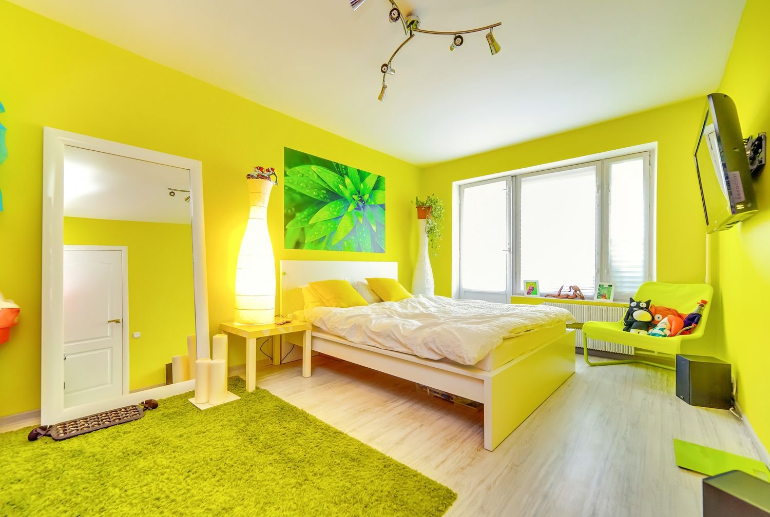Ремонт зеленые обои. Комната в желтом цвете. Комната в ярких тонах. Желтый цвет в интерьере. Спальня в ярких тонах.