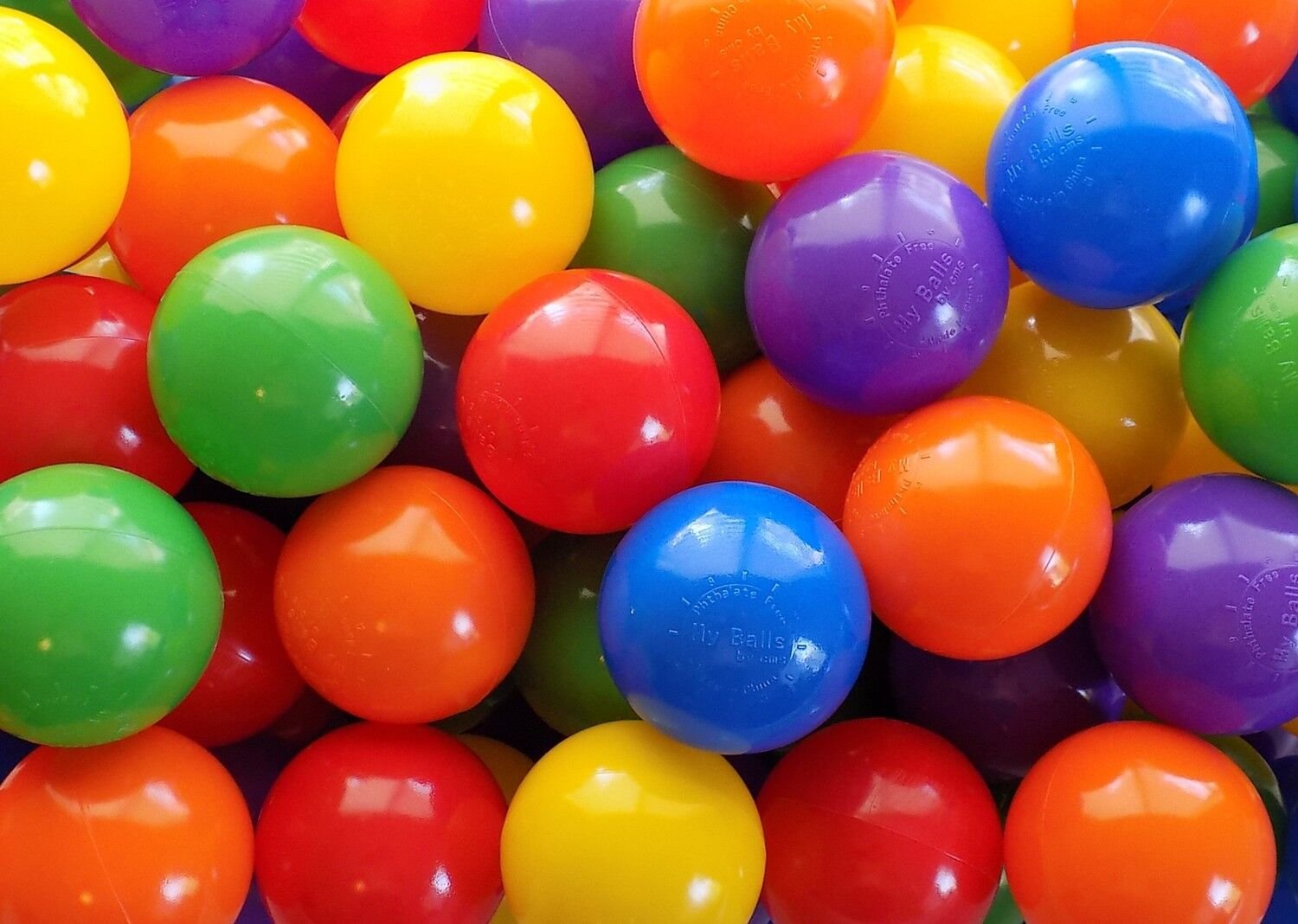 Авито купить шарики. Пластиковые шарики. Пластмассовые разноцветные шарики. Шарики пластиковые для сухого бассейна. Ball Pit.