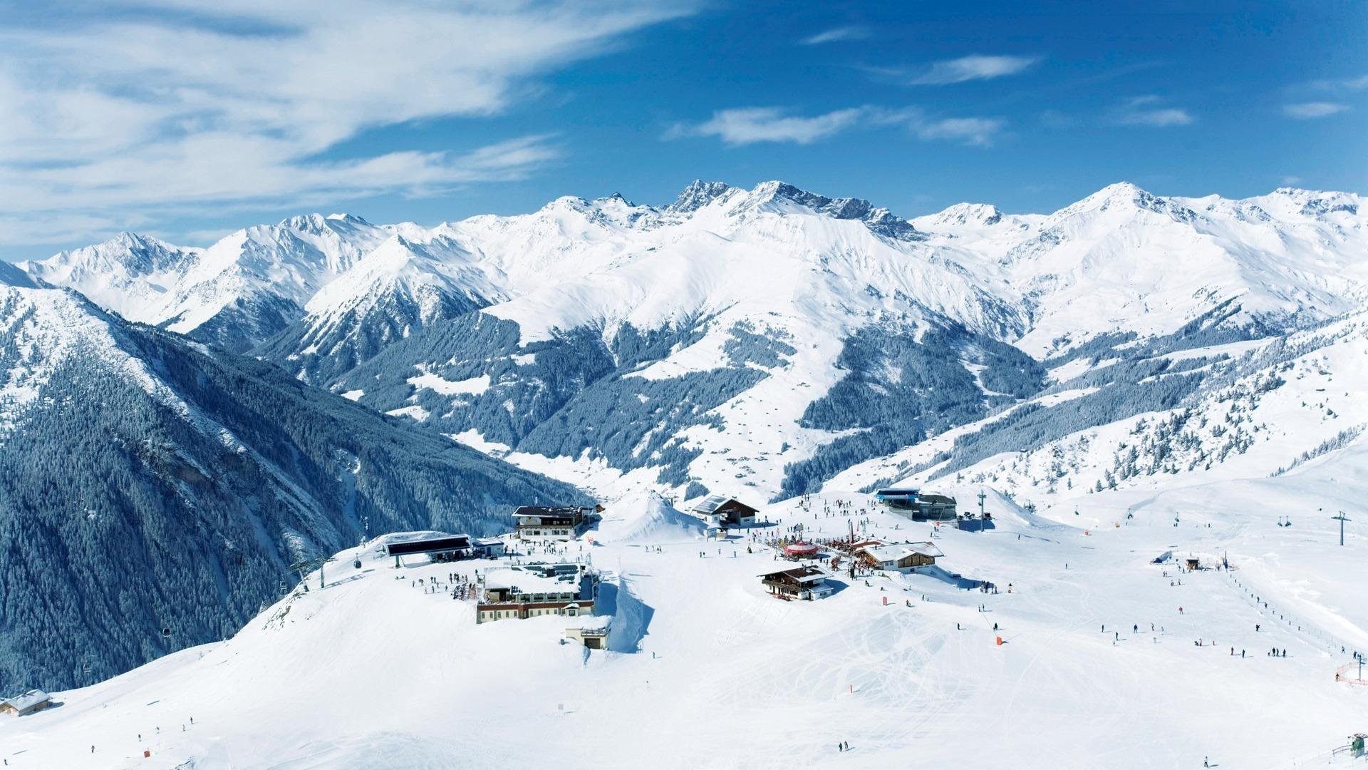 Снег на горнолыжных курортах. Альпы горы горнолыжный курорт. Монблан красная Поляна. Швейцария Альпы горнолыжные курорты. Красная Поляна Альпы.