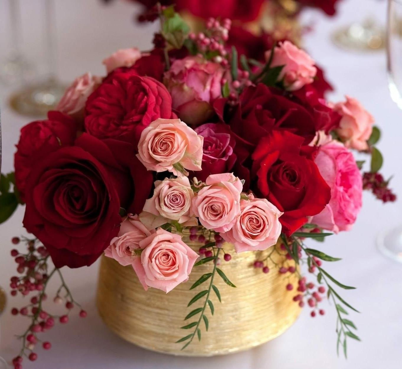 Цвет с днем рождения фото. Роскошные цветы с днем рождения. Изысканный букет цветов с днем рождения. Изысканный букет роз с днем рождения. С днем рождения с живыми цветами.